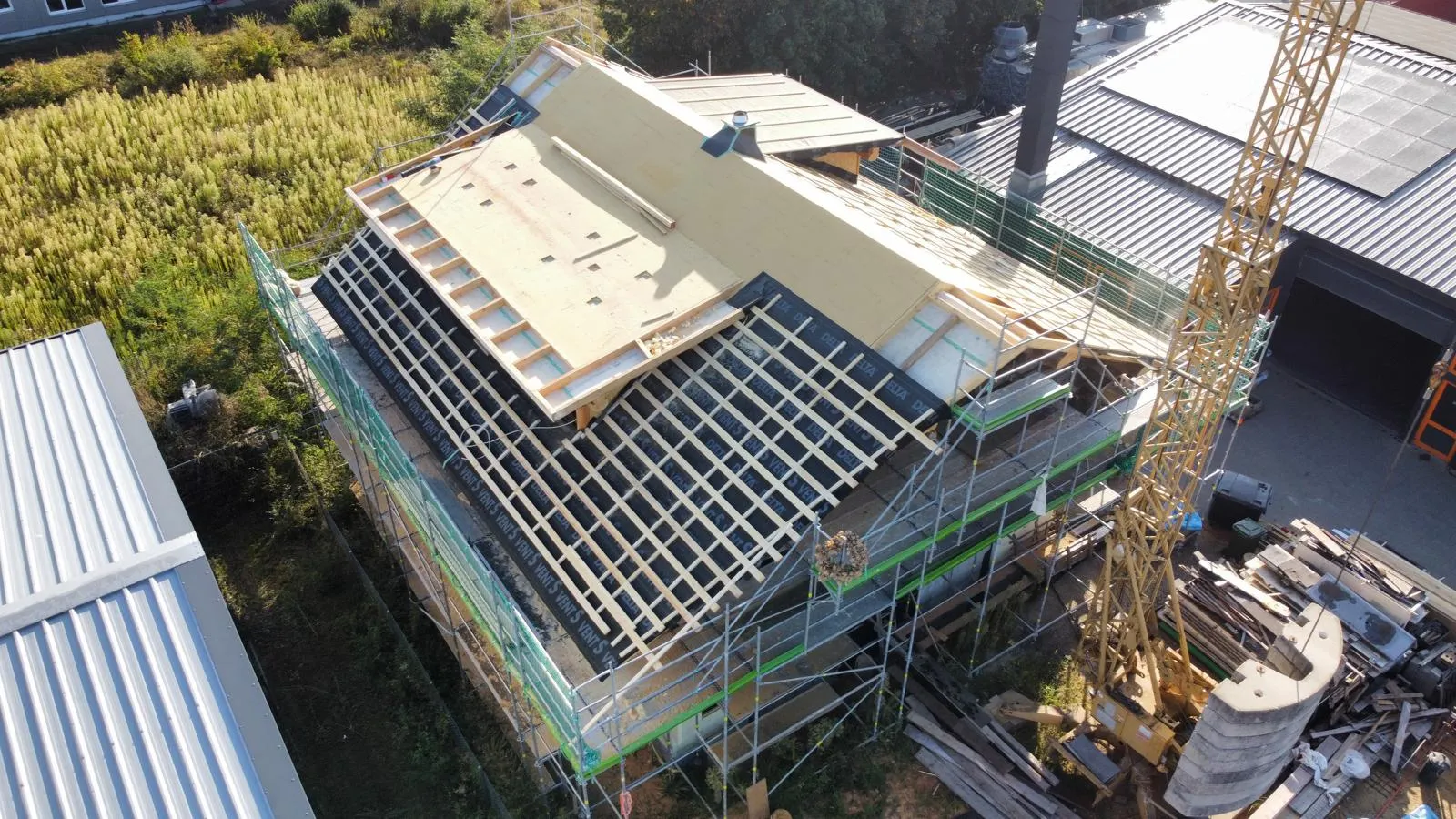 Dachsanierung und Neubau eines Dachstuhls in Berlin – Dachdecker- und Zimmererarbeiten aus der Vogelperspektive