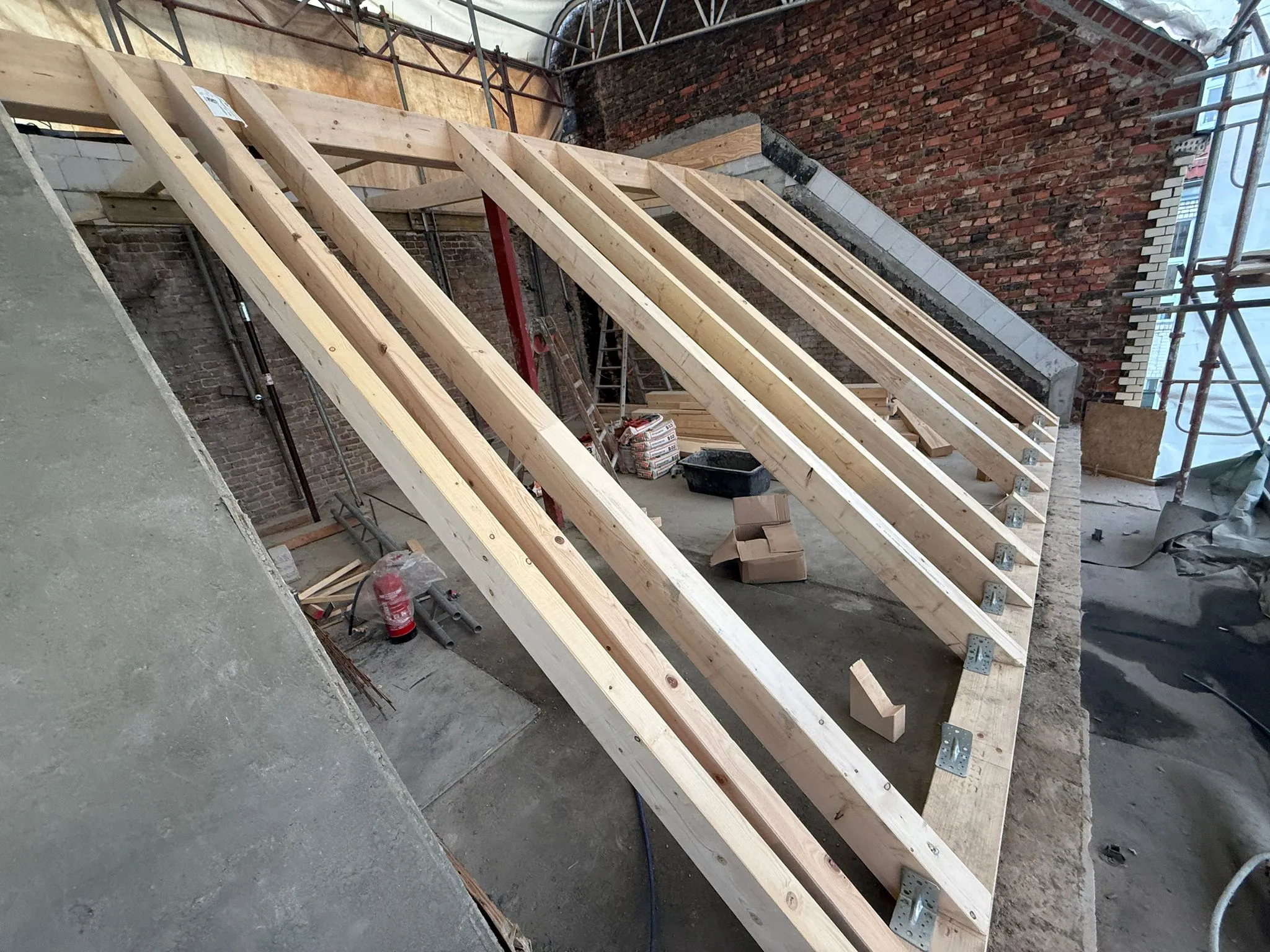 Dachstuhl-Sanierung mit neuen Holzsparren in Berlin