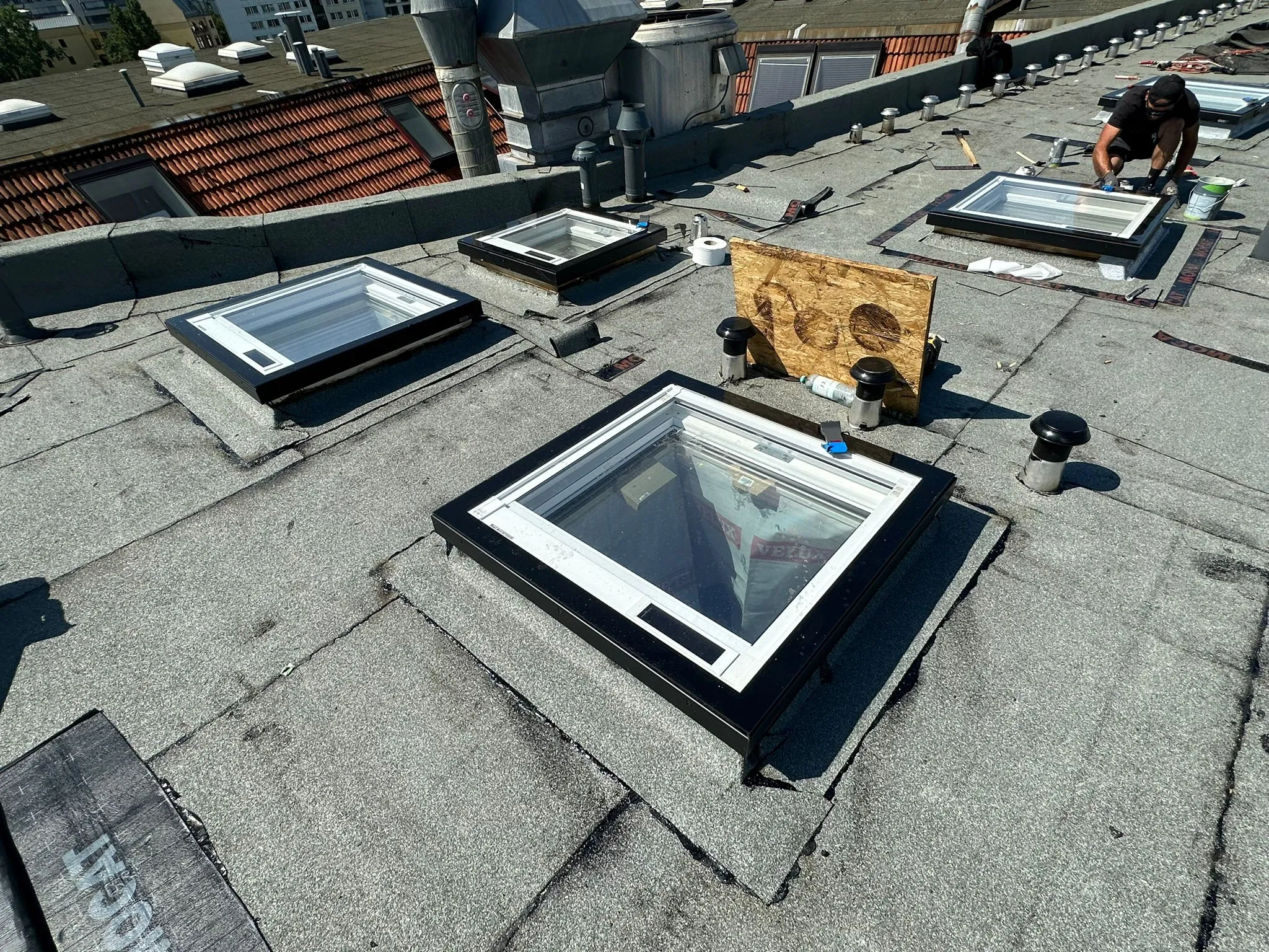 Einbau moderner Dachfenster in ein Flachdach in Berlin