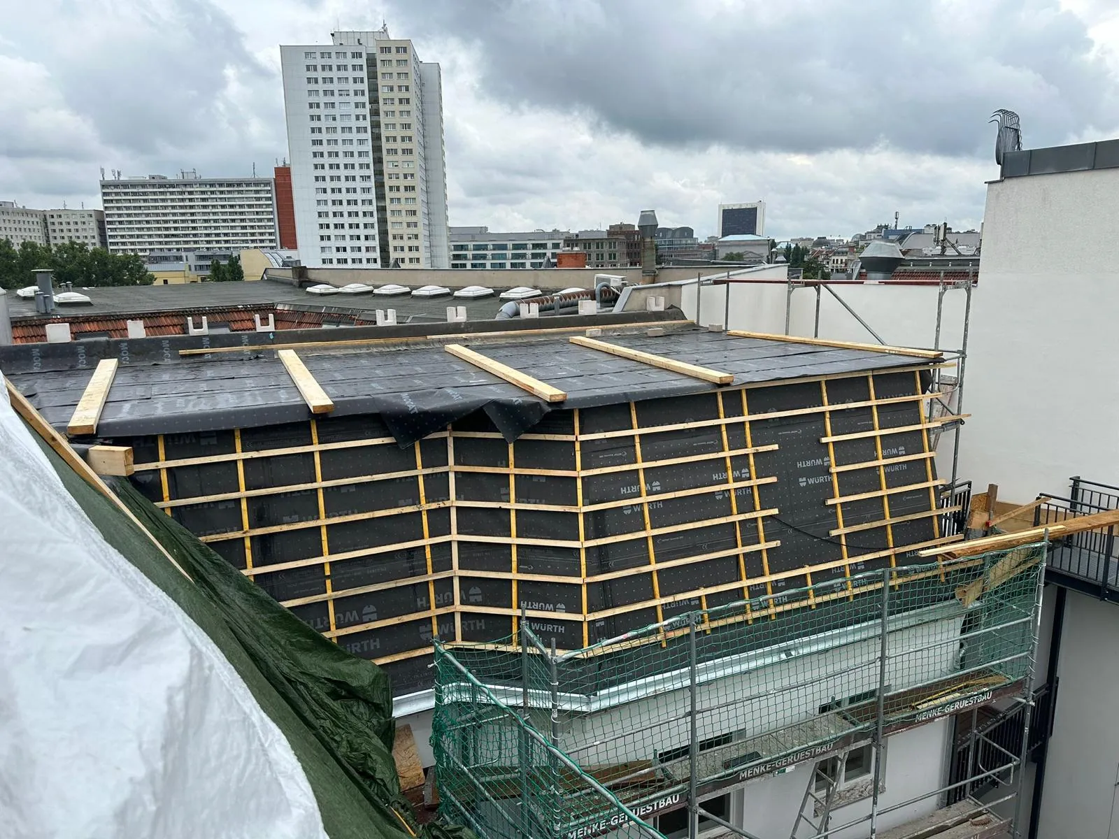 Flachdach-Sanierung mit Abdichtung und Wärmedämmung in Berlin