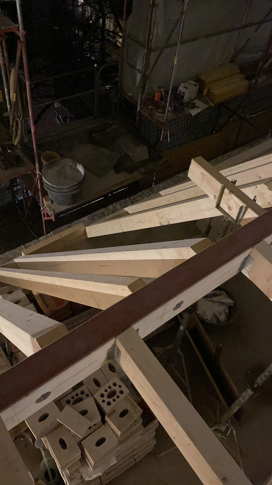 Dachsanierung Berlin – freigelegte Holzkonstruktion nach Demontage der alten Dacheindeckung