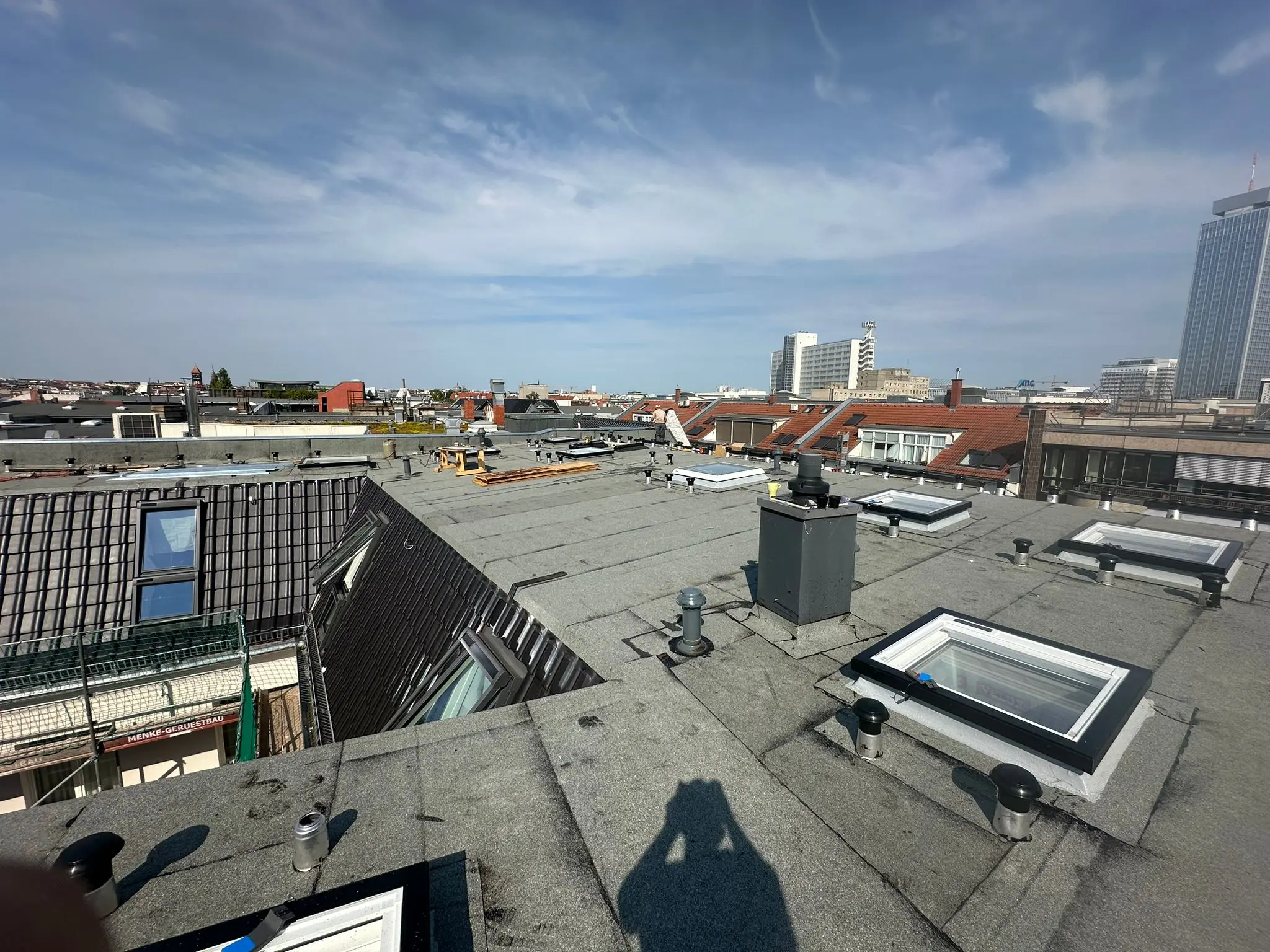 Dachdecker Brandenburg – Dacharbeiten im Neubau mit Blick über das Berliner Umland