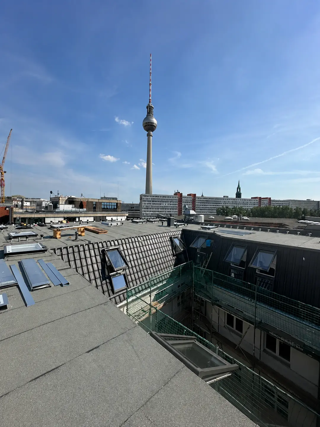Professionelle Dachinspektion auf einem Flachdach in Berlin mit Blick über die Dächer der Stadt.