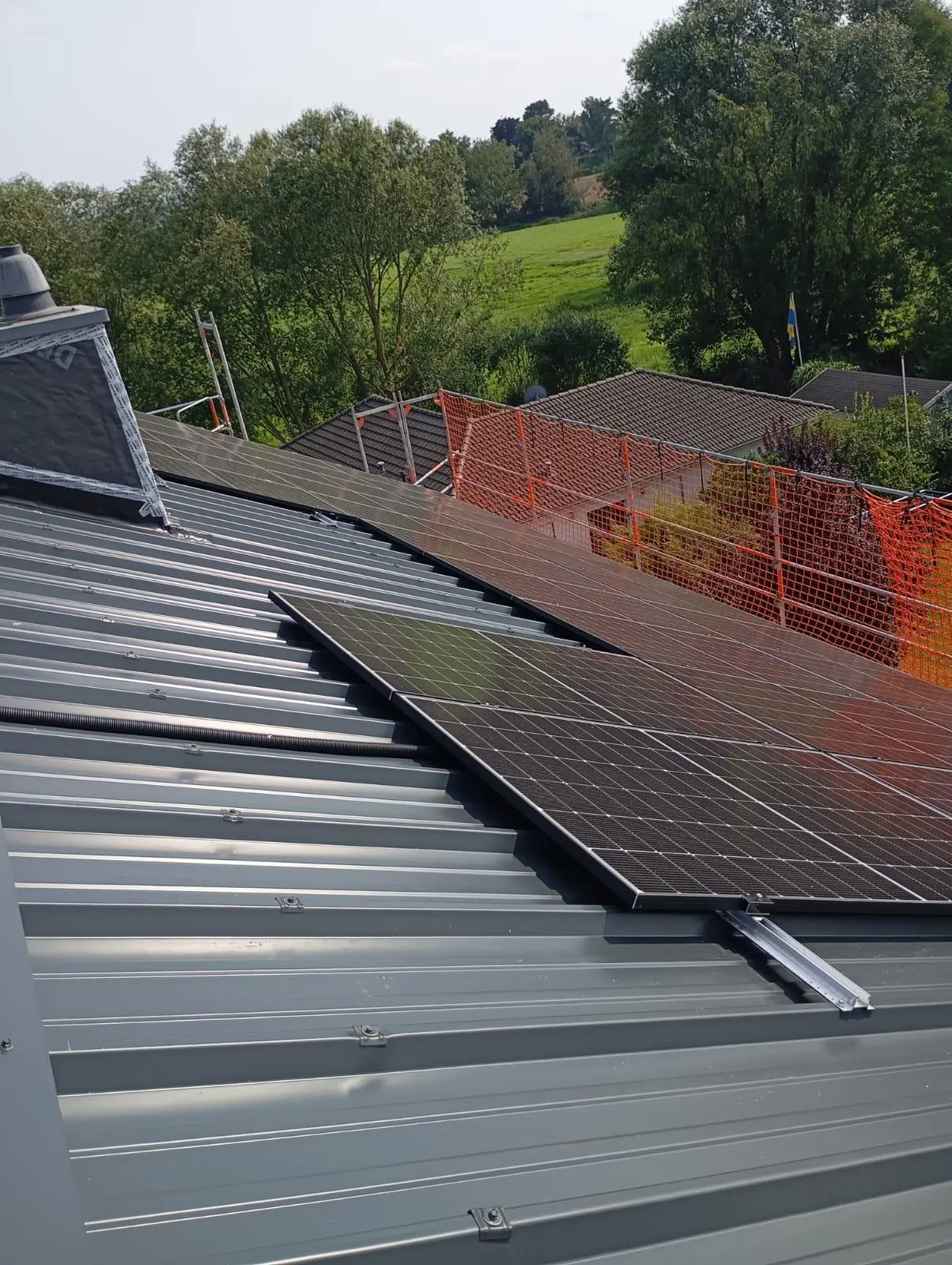 Photovoltaikanlage auf modernem Metalldach nach fachgerechter Montage durch einen Dachdecker
