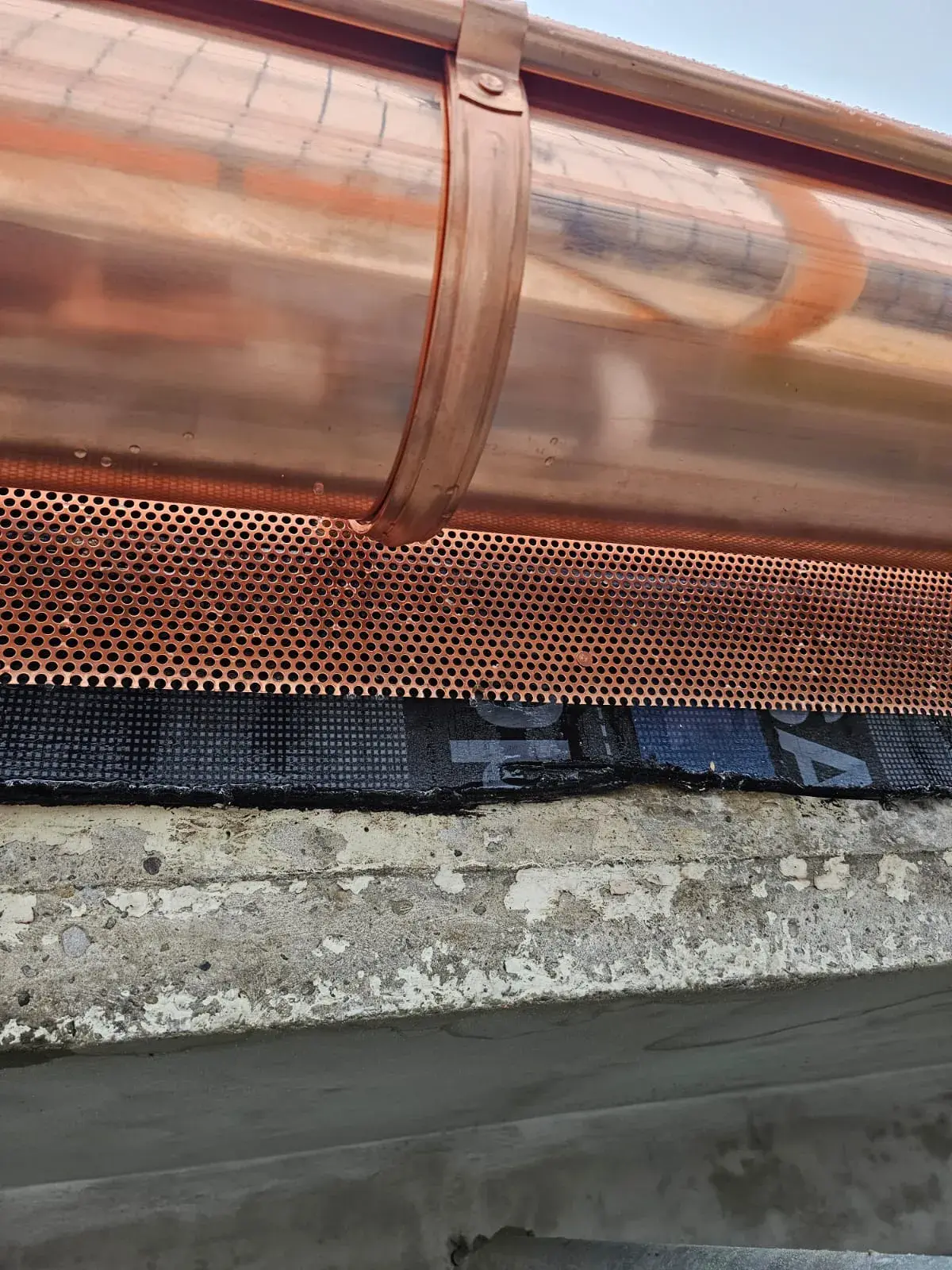 Abgenutzte Dachkante und Anschlussbereich vor der Reparatur
