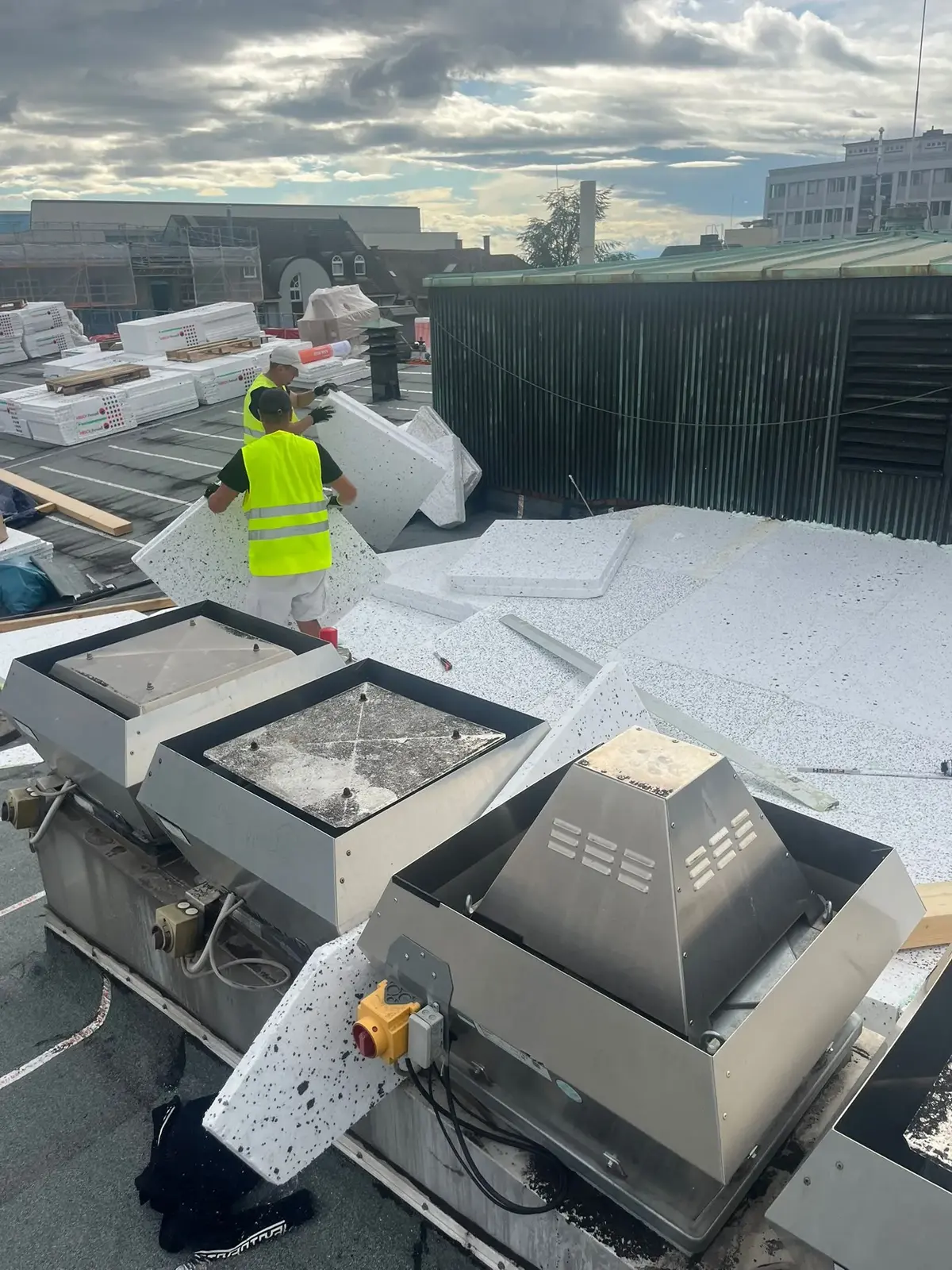 Reparaturarbeiten auf einer Flachdachfläche