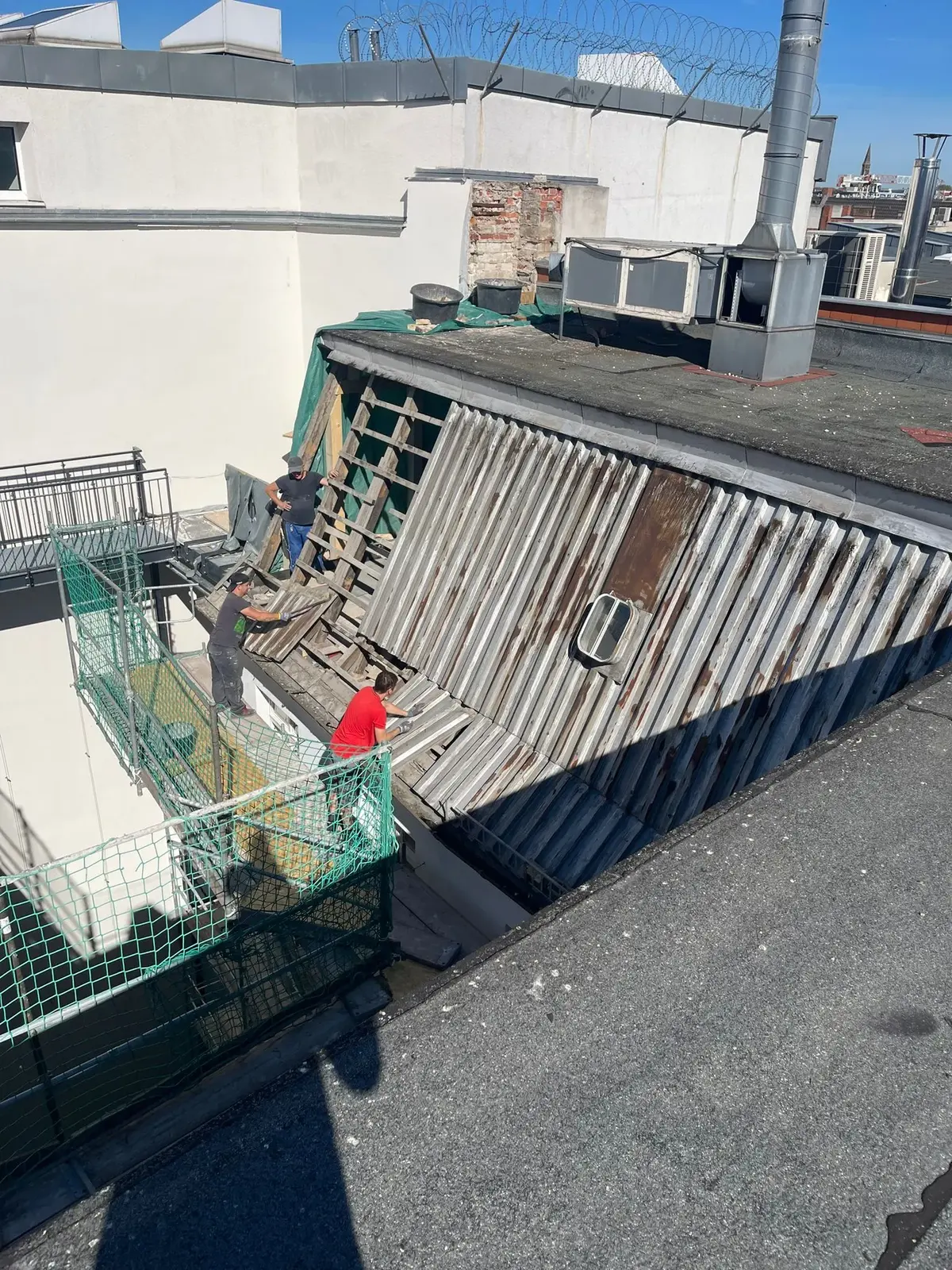 Gesamtansicht einer Dachfläche mit Schadensbild vor der Dachreparatur