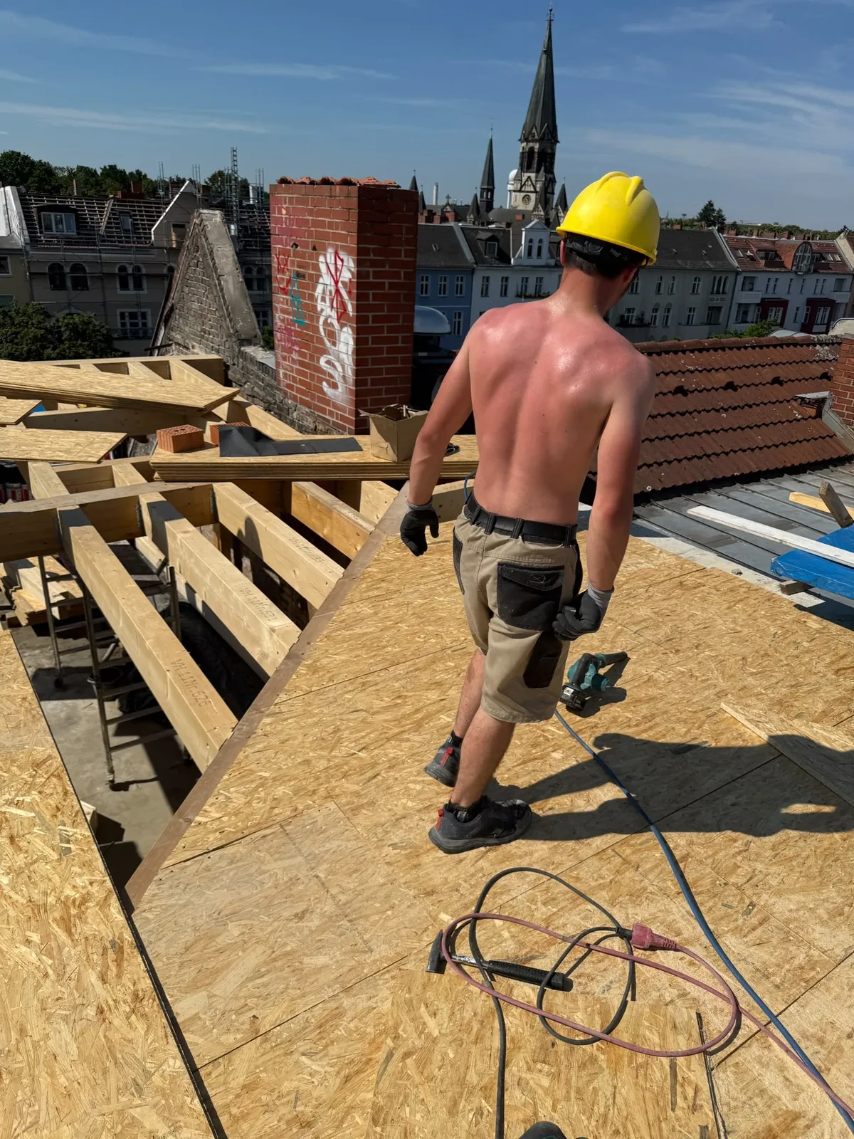 Handwerker bei der Dachreparatur vor Ort