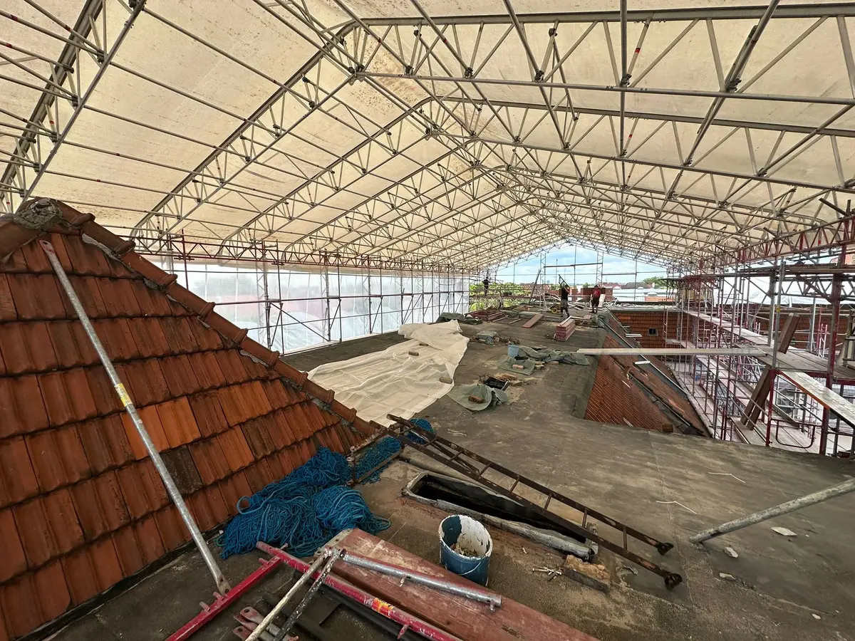 Dachsanierung – Abdeckung und Sicherung der Baustelle
