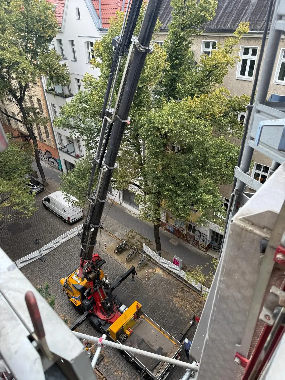 Autokran im Einsatz bei einer Dachsanierung in Berlin