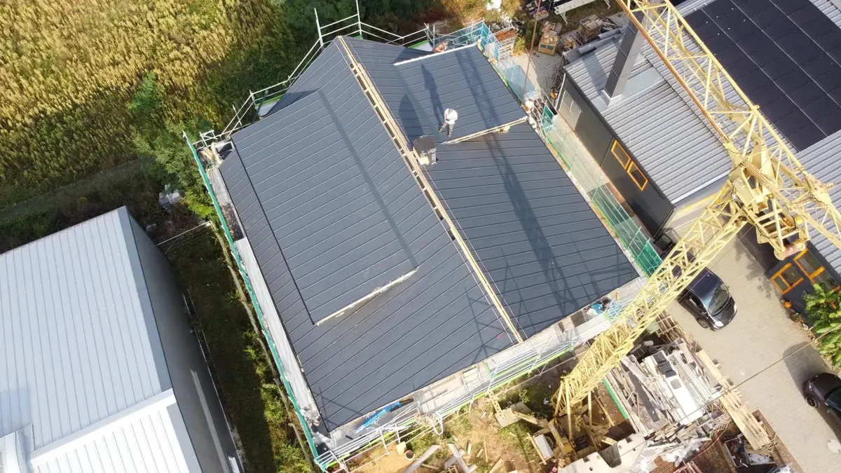 Beginn der Dachsanierung an einem Bestandsgebäude in Berlin