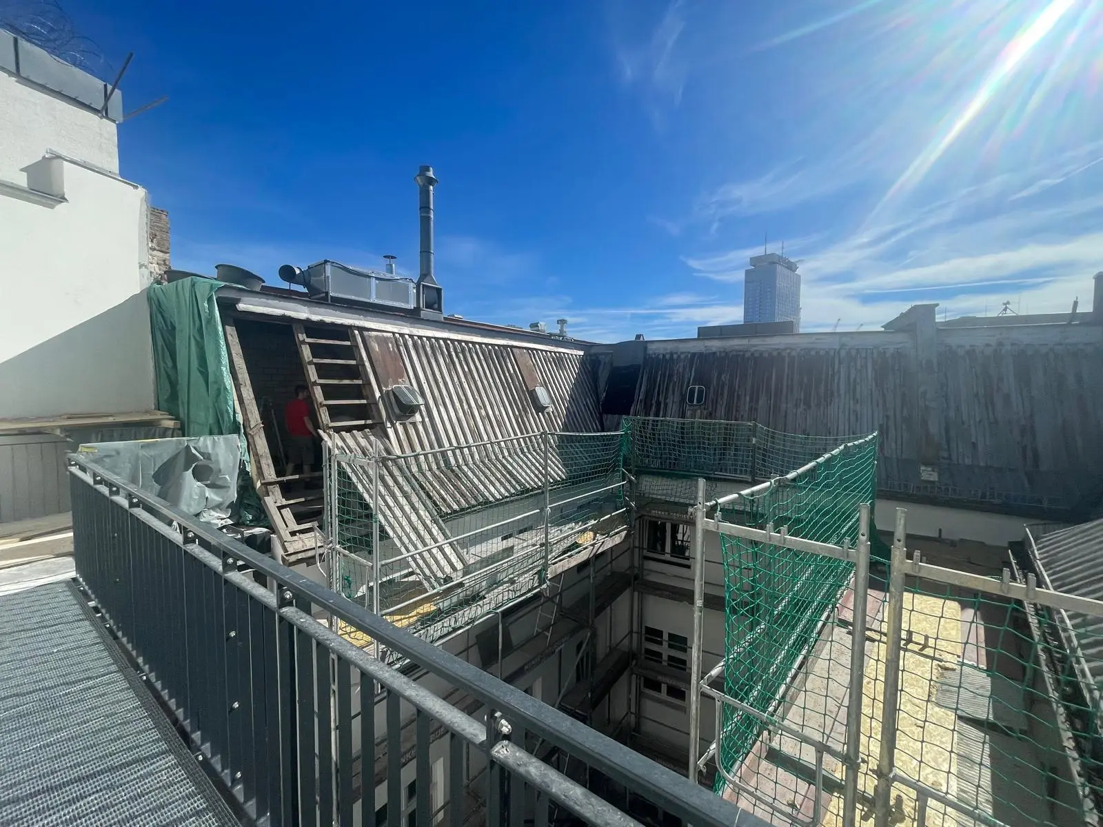 Steildach in Berlin vor der Dachsanierung – gealterte Dacheindeckung mit sichtbaren Schäden