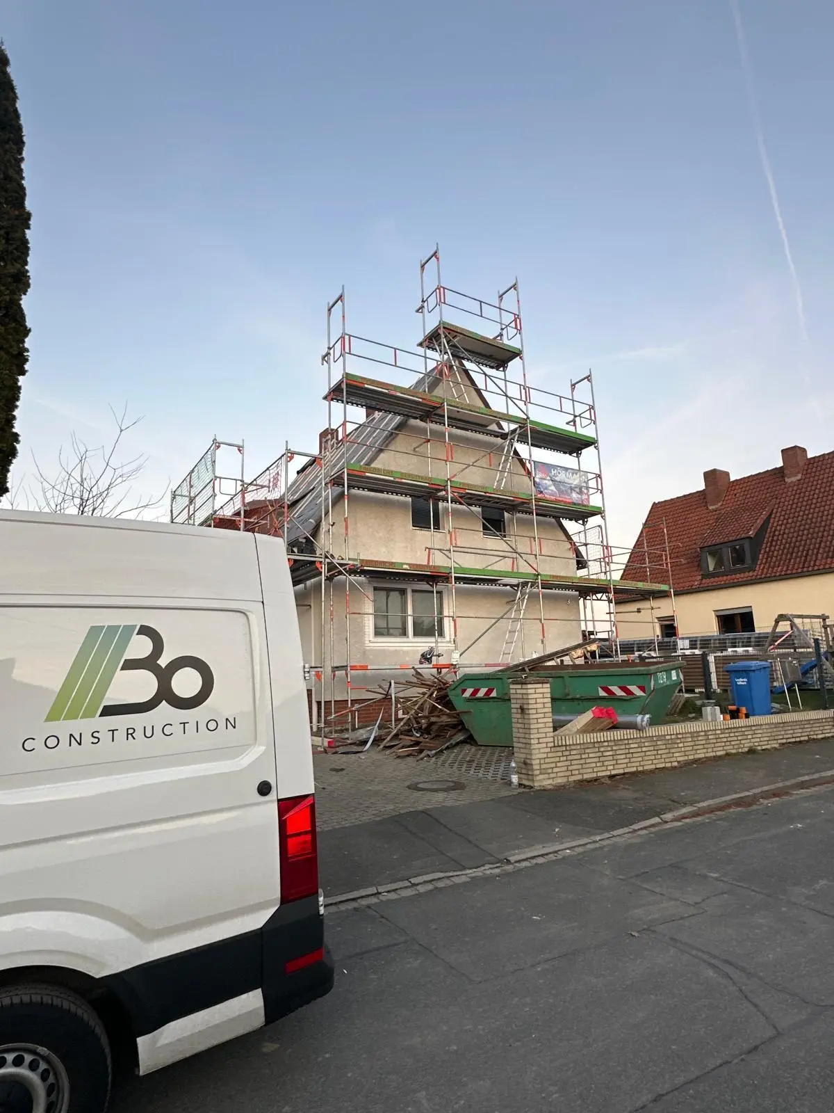 Firmenfahrzeug von Bo Construction vor Ort bei einer Dachsanierung
