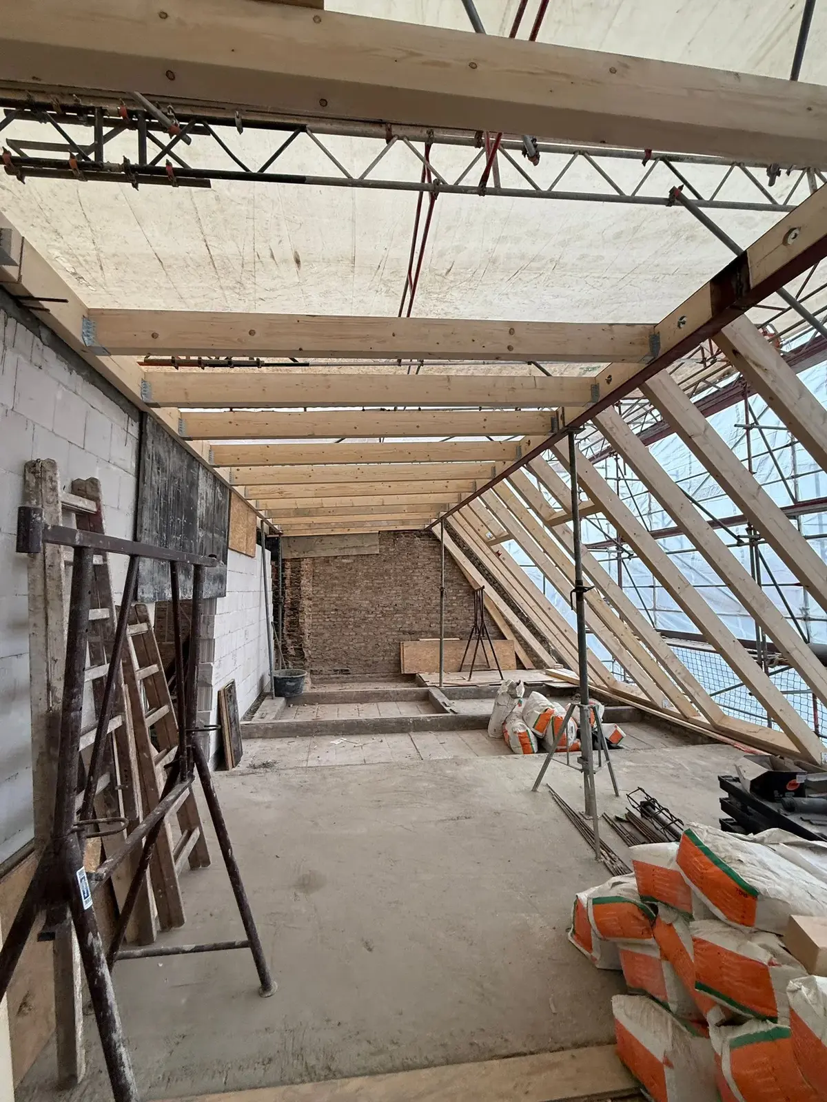 Arbeitsbereich auf dem Gerüst während einer Dachsanierung