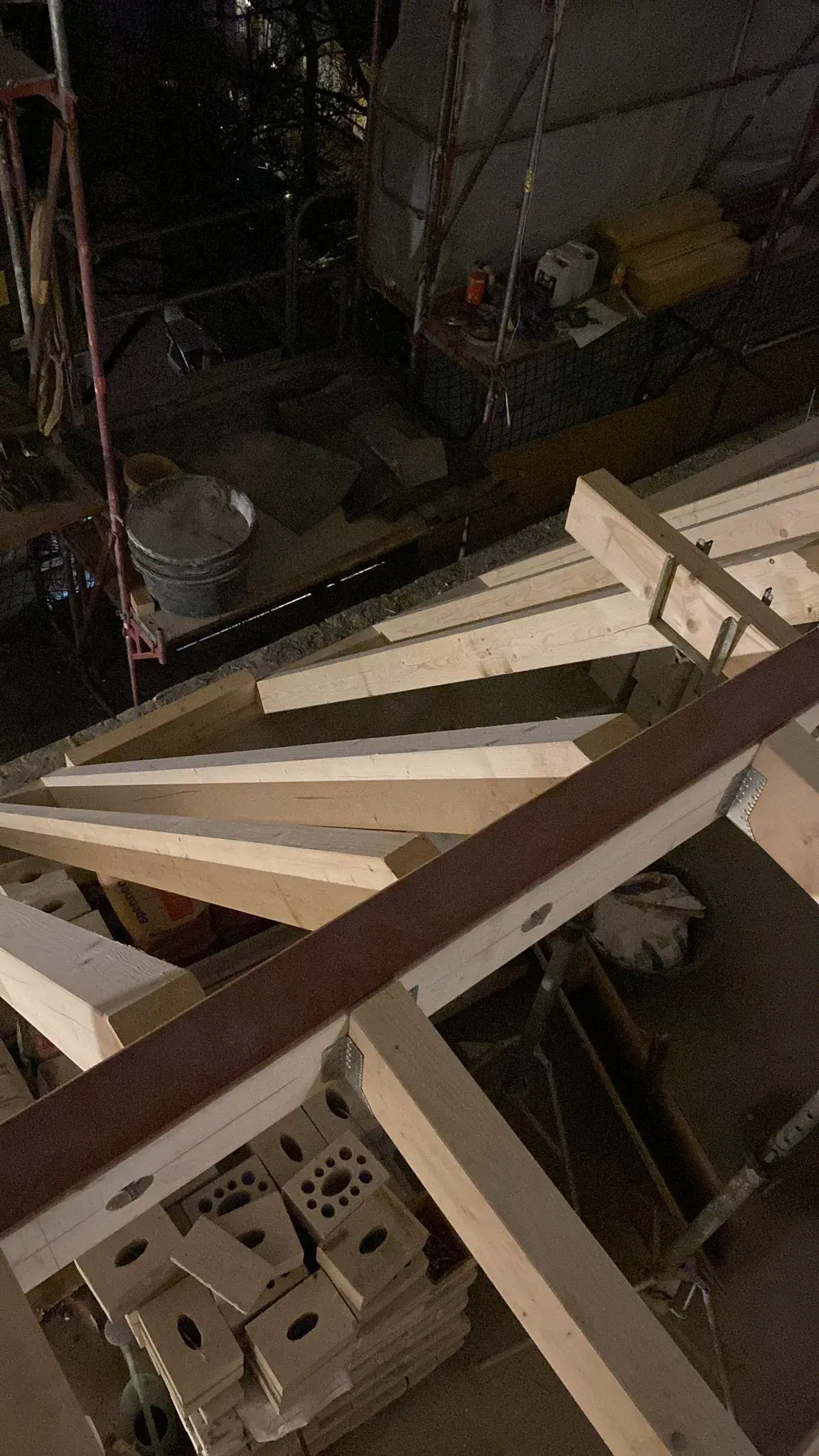 Freigelegte Holzkonstruktion während der Dachsanierung