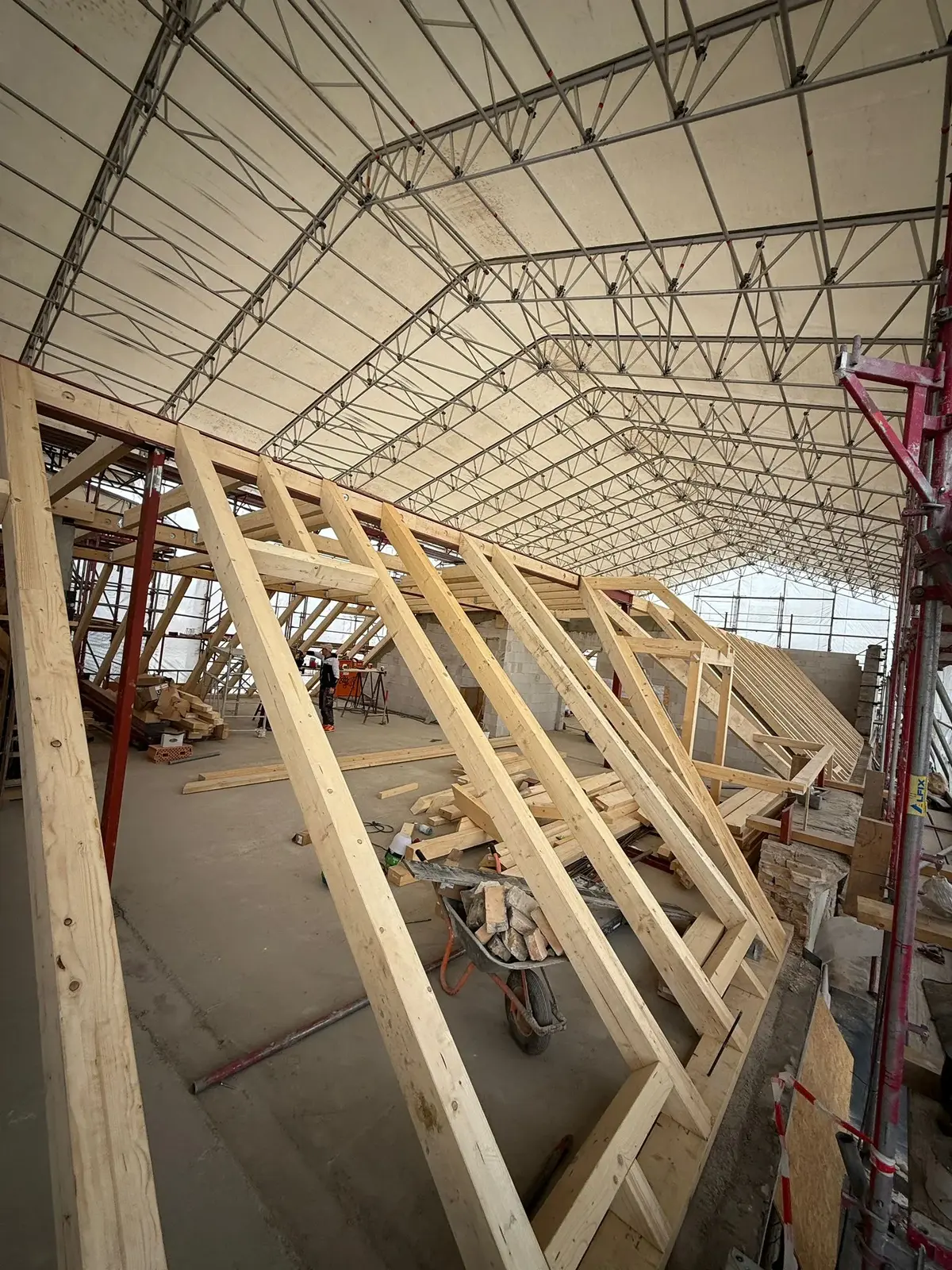 Neue Dachkonstruktion nach abgeschlossener Sanierung