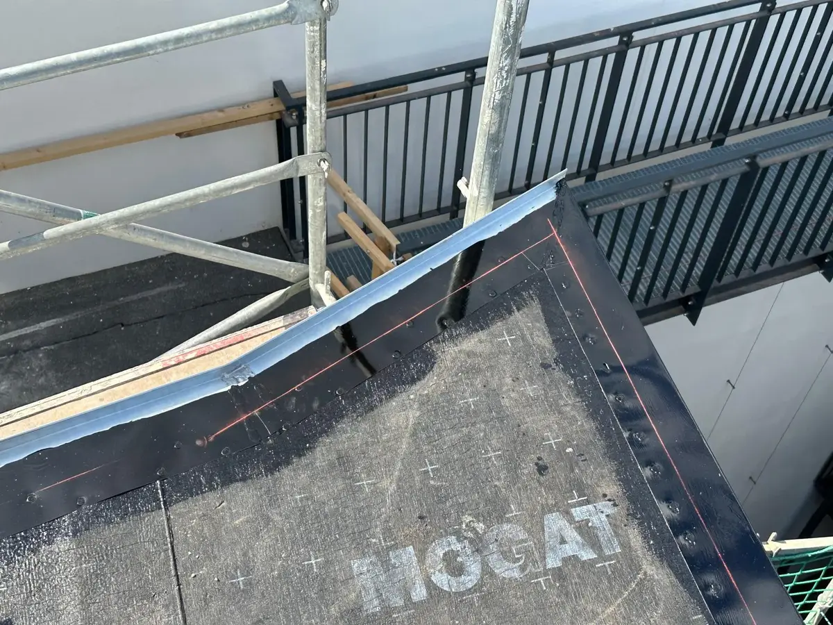 Dachwartung – Prüfung der Dachrandabdeckung