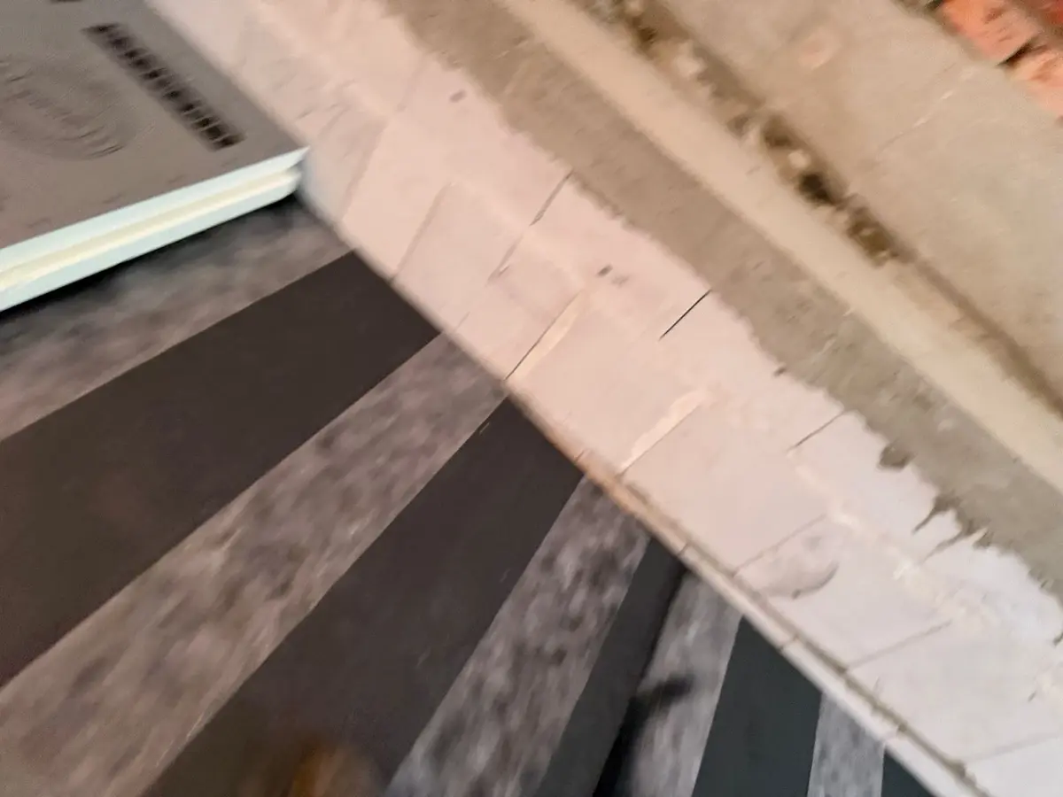 Dachwartung – Detailkontrolle eines Anschlussbereichs