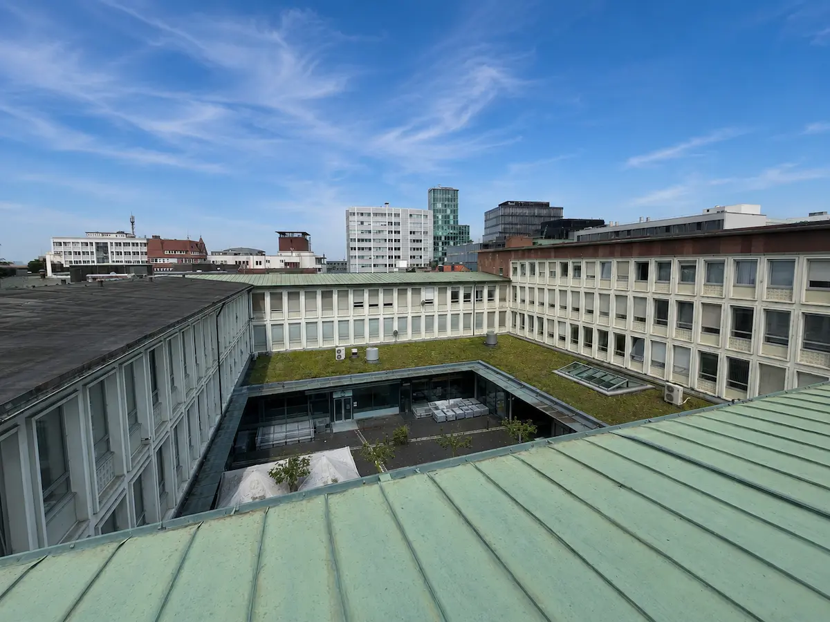 Kontrolle eines Flachdachs im Rahmen der Wartung