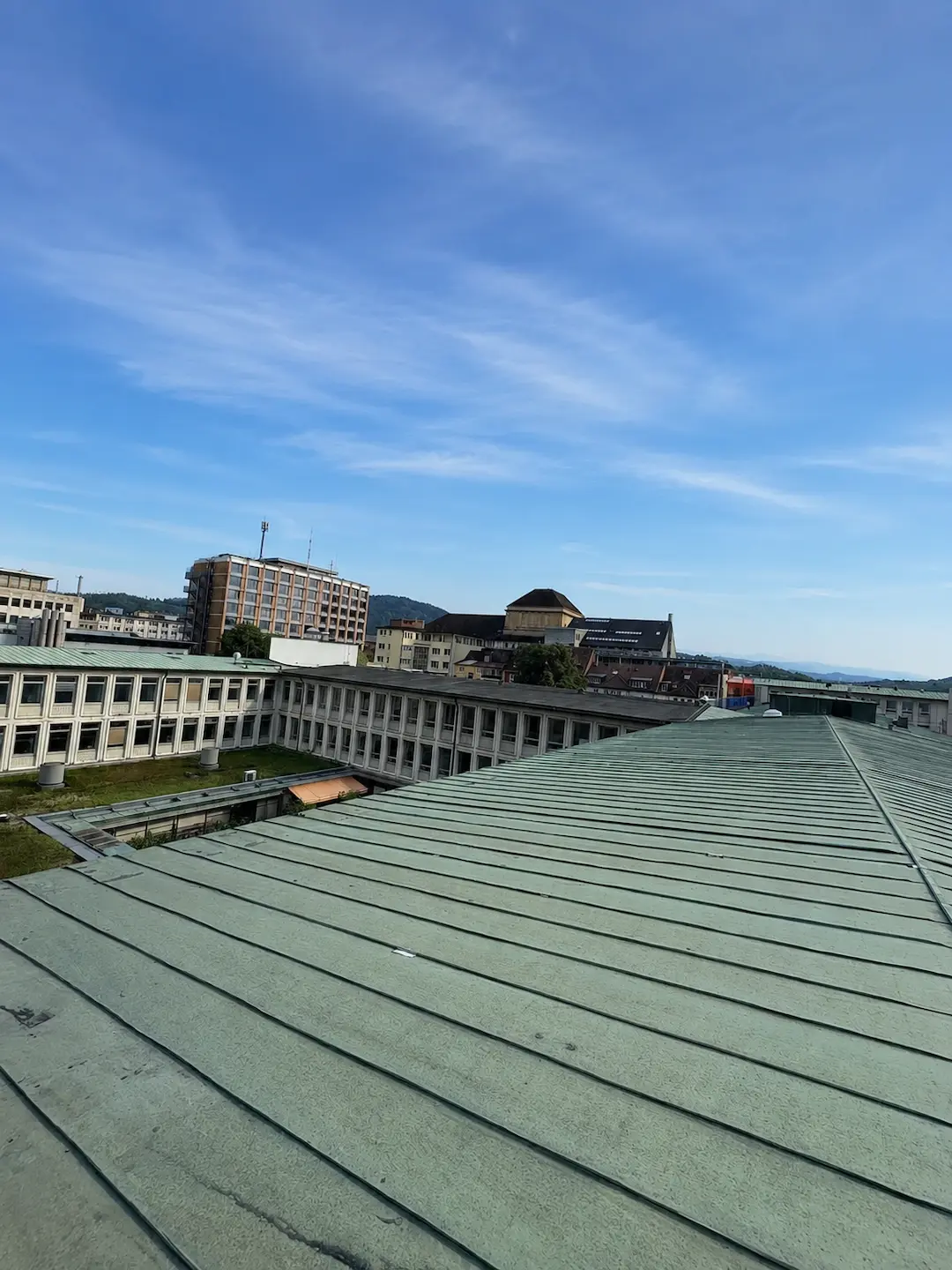 Moosentfernung bei der Dachwartung eines Flachdachs