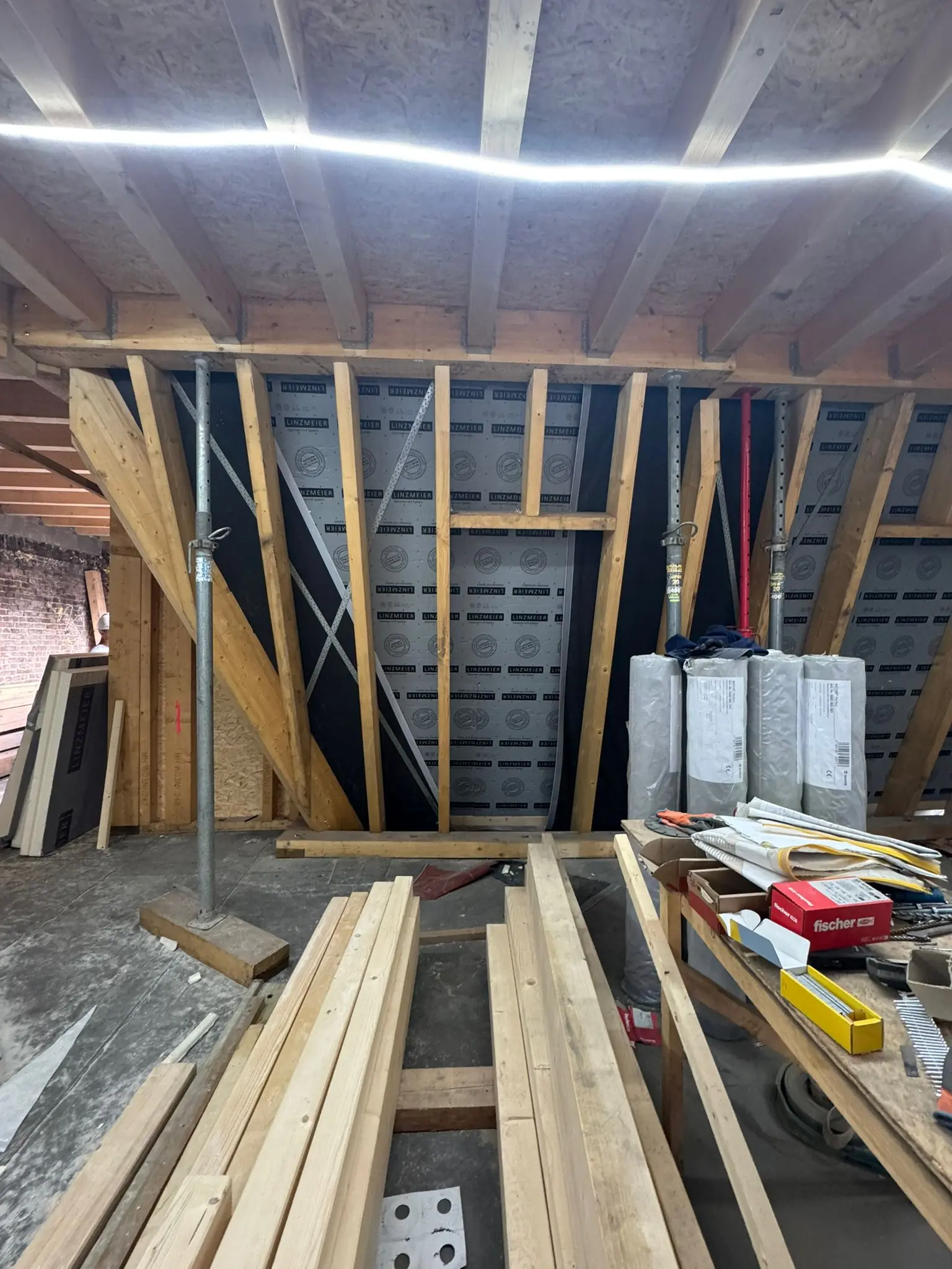 Holz-Dachkonstruktion im Innenbereich bei einer Sanierung in Berlin