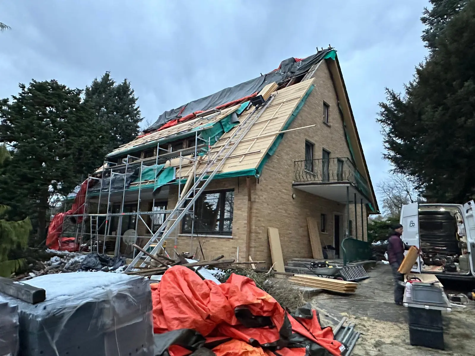 Dachsanierung in Berlin – Steildach vor Beginn der Sanierungsarbeiten mit freigelegter Konstruktion