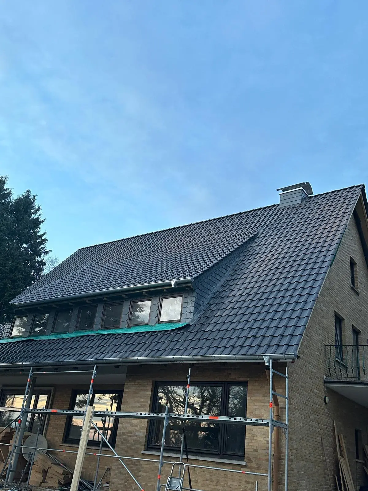 Steildach nach abgeschlossener Dachsanierung in Berlin – neue Dacheindeckung und verbesserte Konstruktion