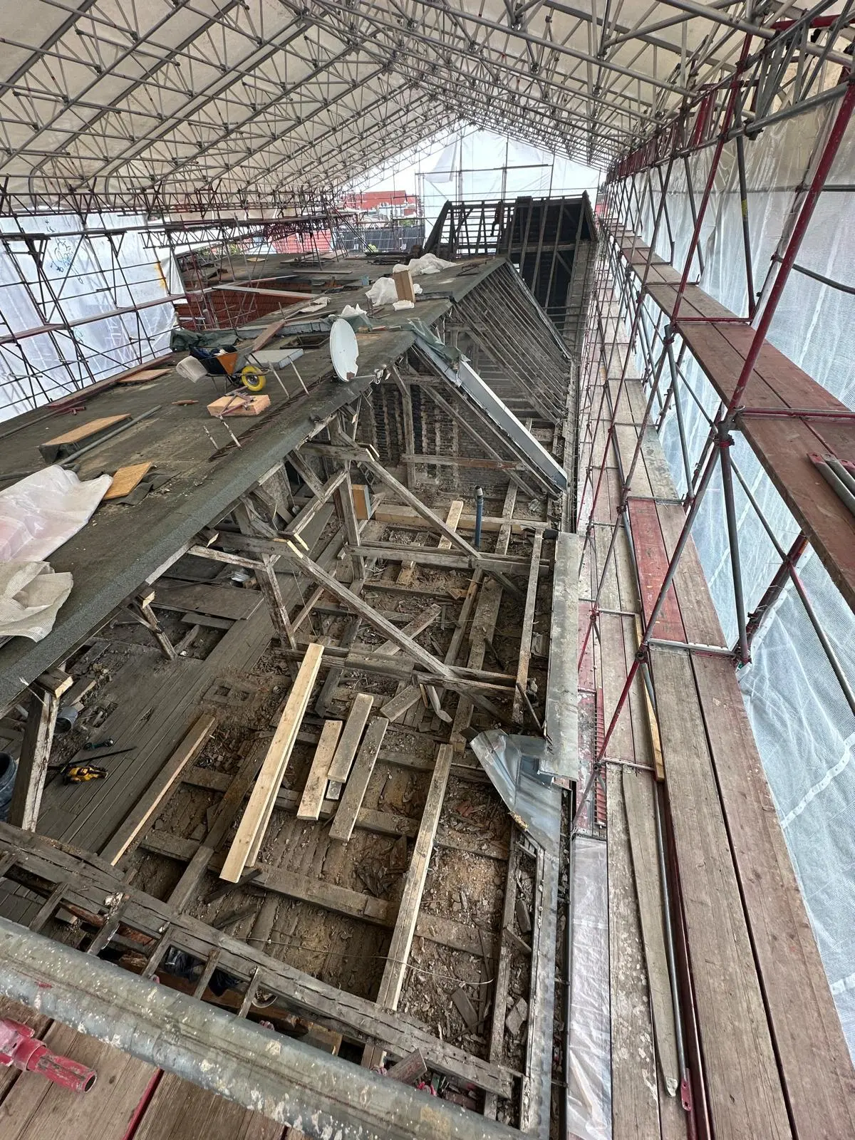 Dachsanierung Gewerbedach – freigelegte Dachkonstruktion während der Bauphase