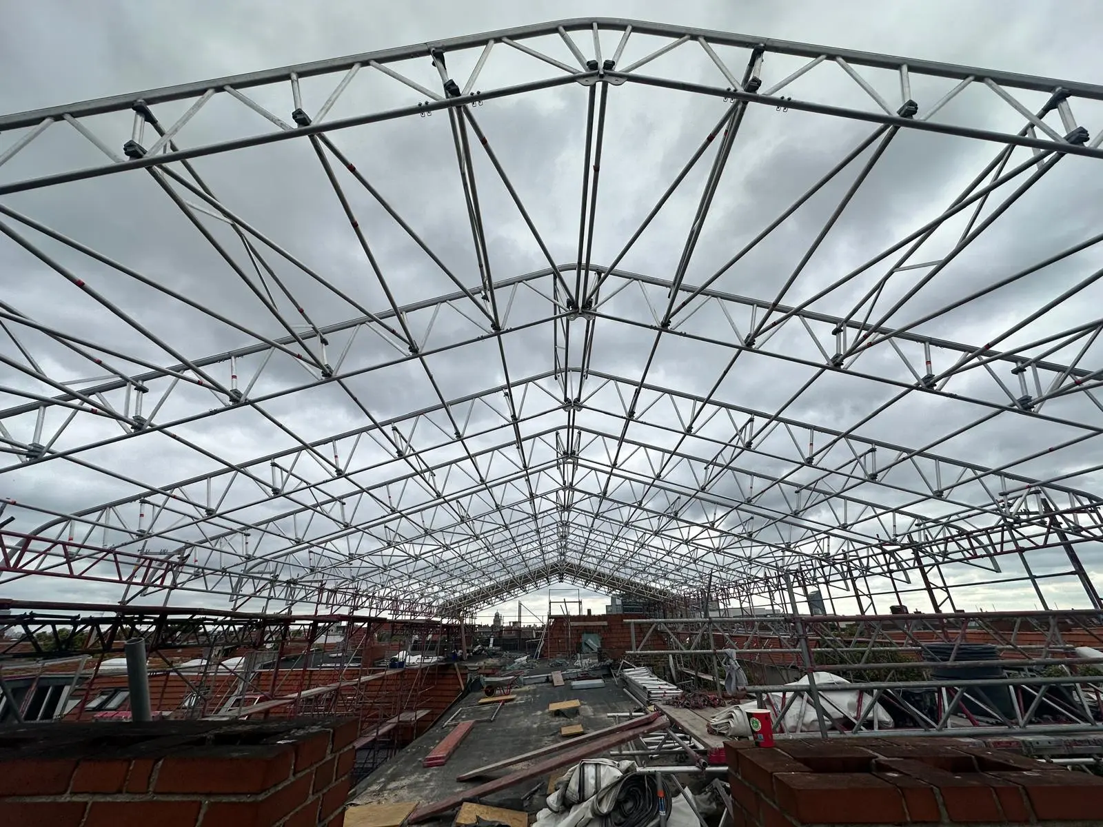 Großflächige Dachsanierung eines Hallendachs mit temporärer Überdachung