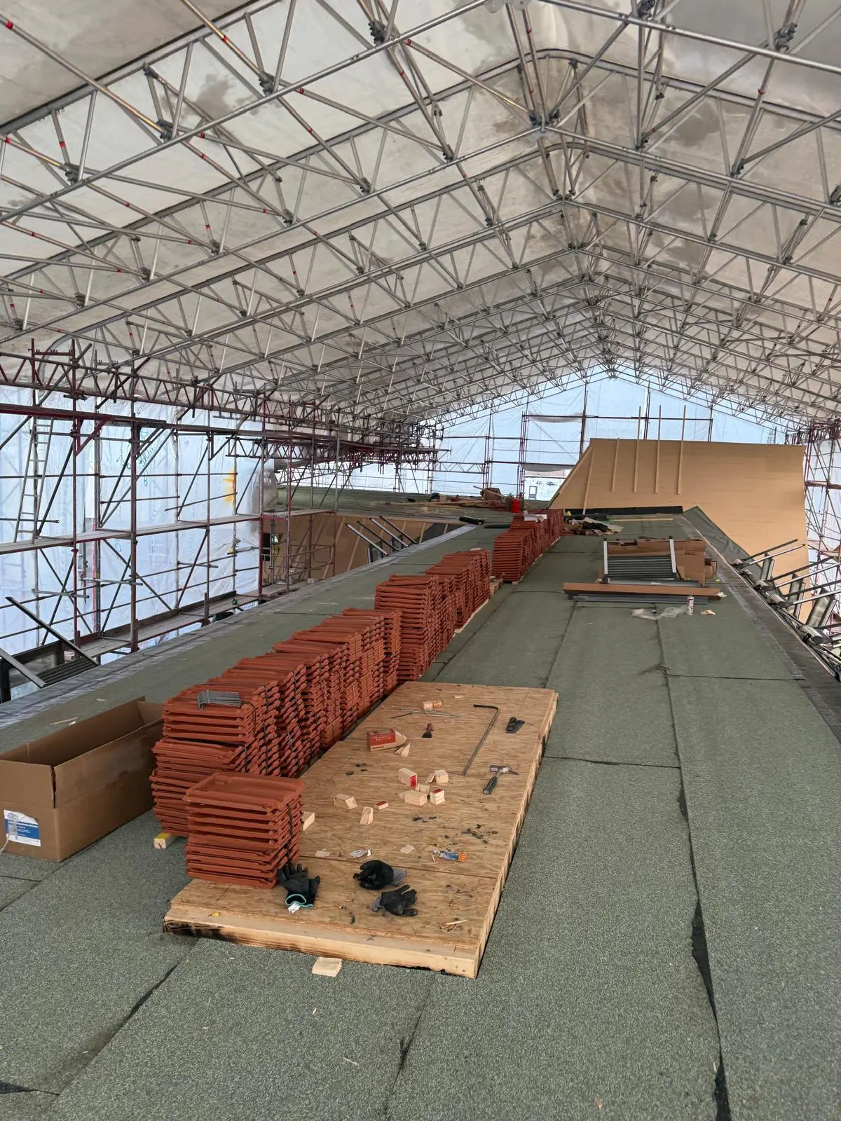 Strukturierte Sanierungsarbeiten auf einem Gewerbedach im Bestand