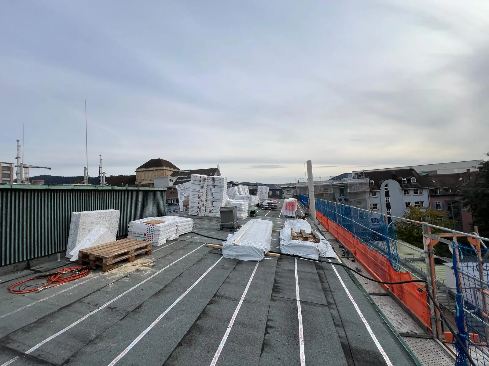 Dachsanierung Berlin – geöffnete Dachkonstruktion bei Reparatur eines undichten Daches
