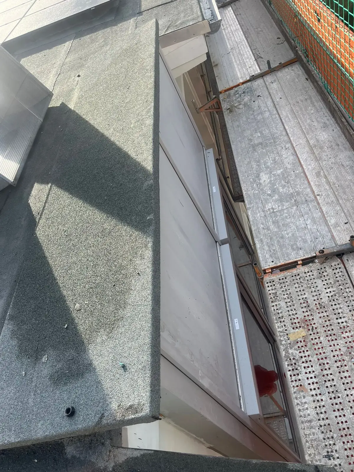 Detailansicht eines Flachdachanschlusses am Dachrand