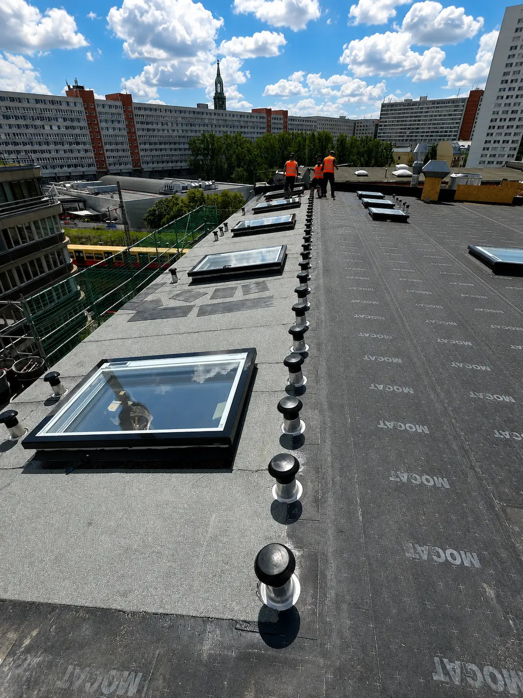 Flachdachsanierung in Berlin mit Blick auf die Marienkirche