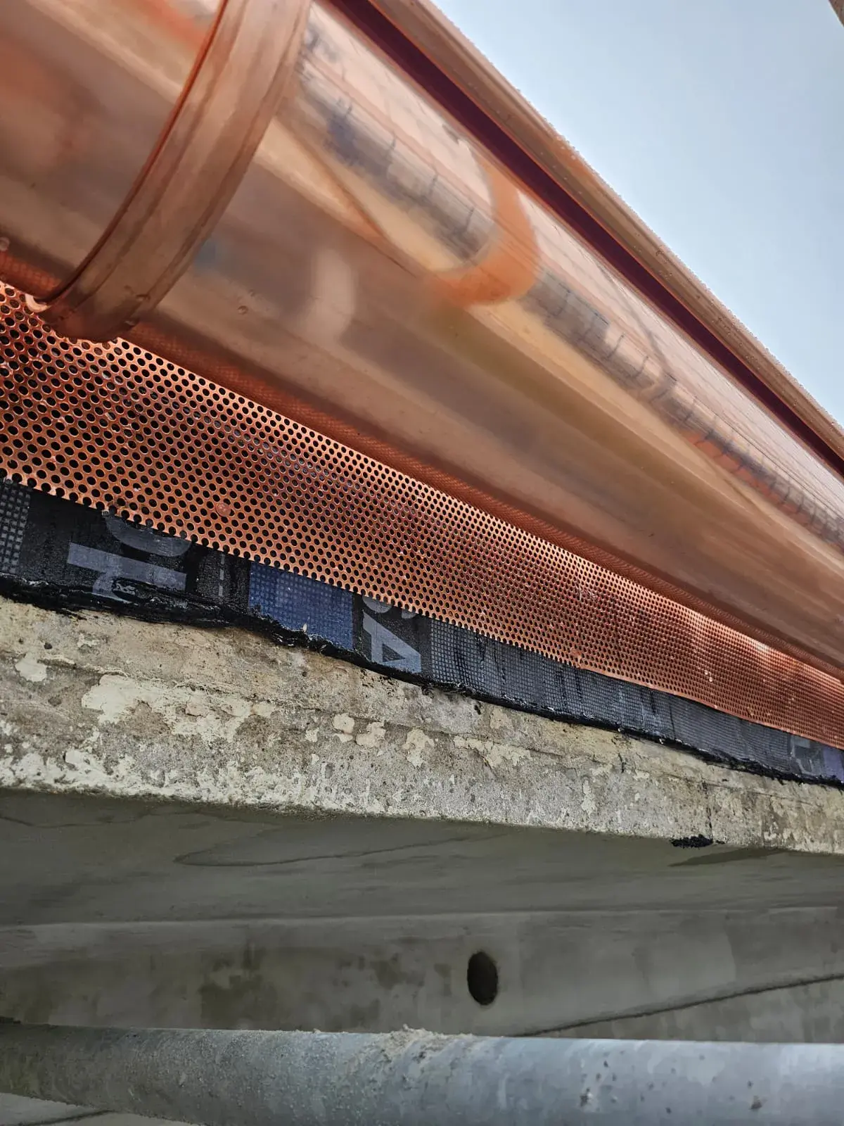 Metallanschluss an der Dachkante eines Flachdachs