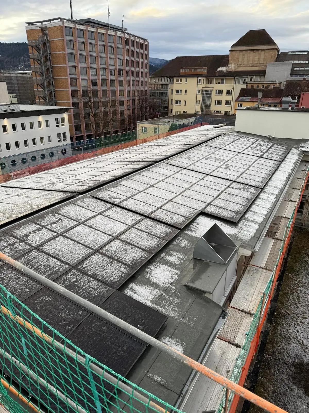 Modernes Flachdach mit Solaranlage nach fachgerechter Dachausführung
