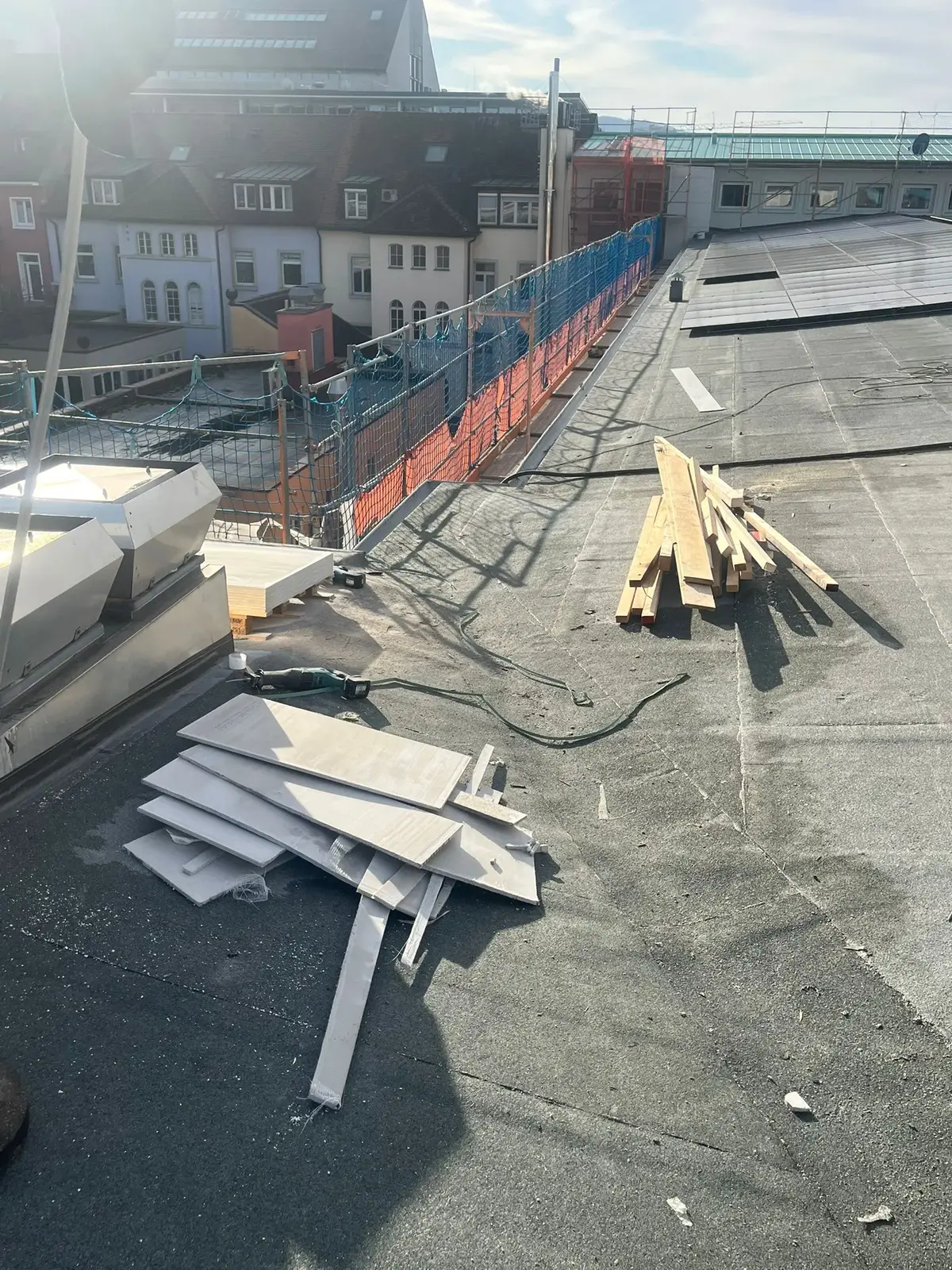 Arbeitsprozess bei einer Flachdachreparatur