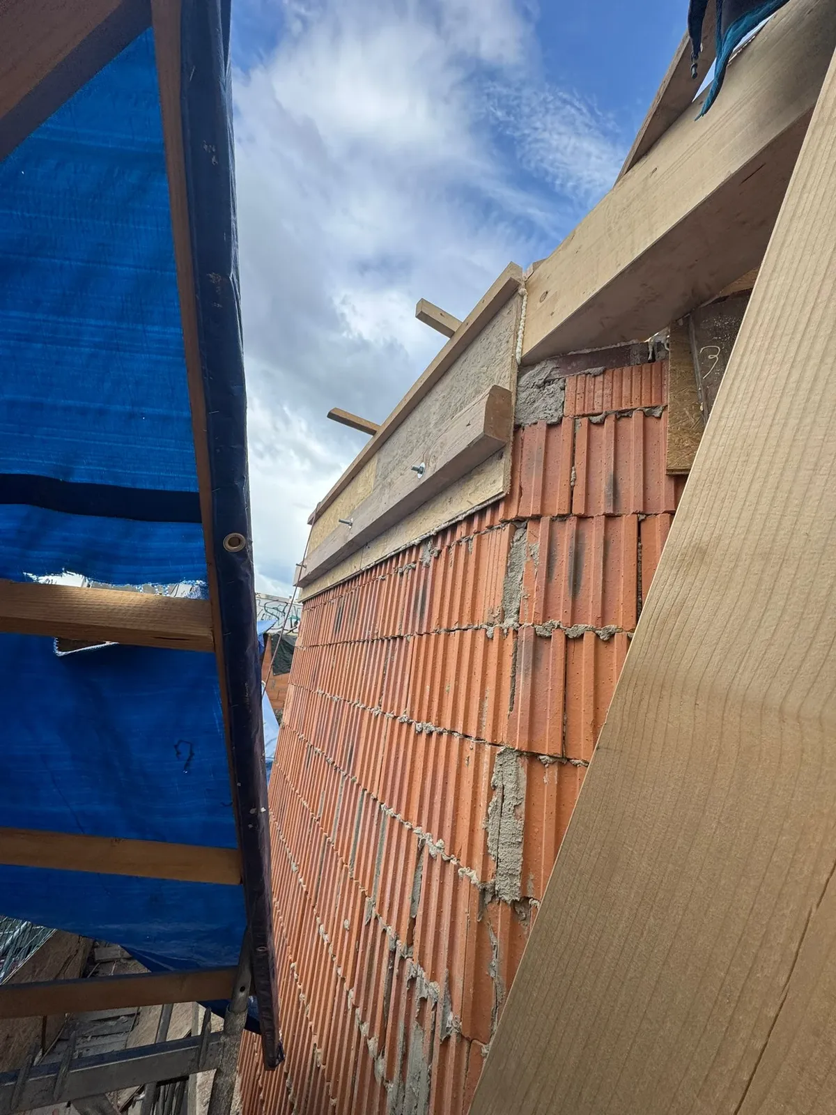 Verschraubung der Fußpfette an einer Poroton-Wand – Detail einer Dachreparatur