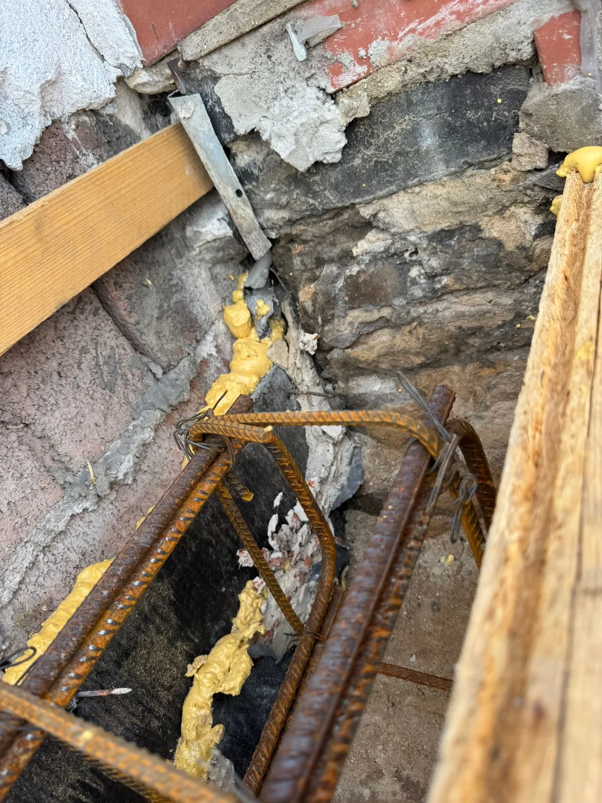 Reparatur des Mauerwerks am Dachrand mit Armierung und Montageschaum