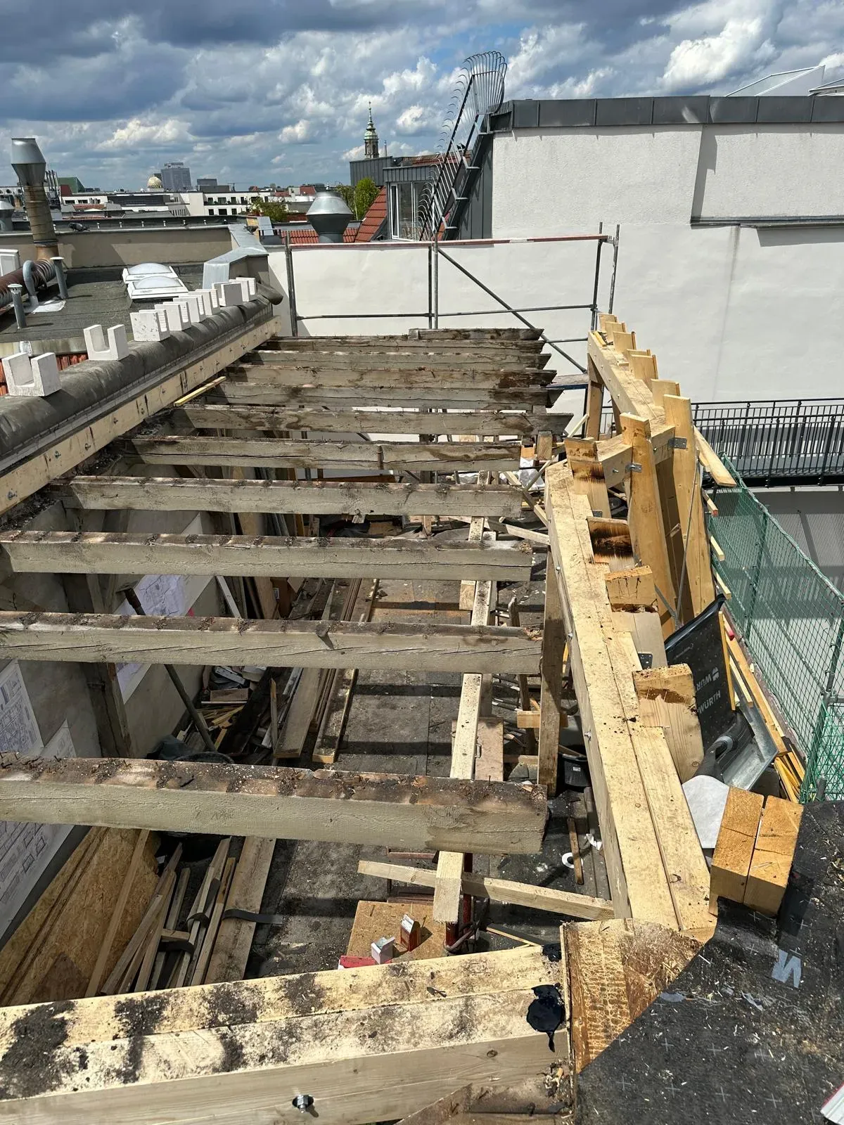 Zustandsprüfung alter Dachbalken im Vergleich zur neuen Konstruktion