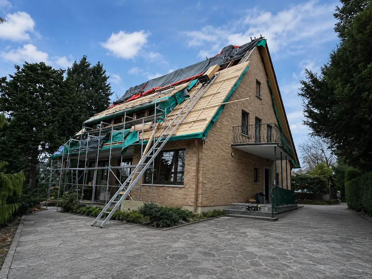 Aufsparrendämmung an einem Einfamilienhaus im Winter während der Dachsanierung