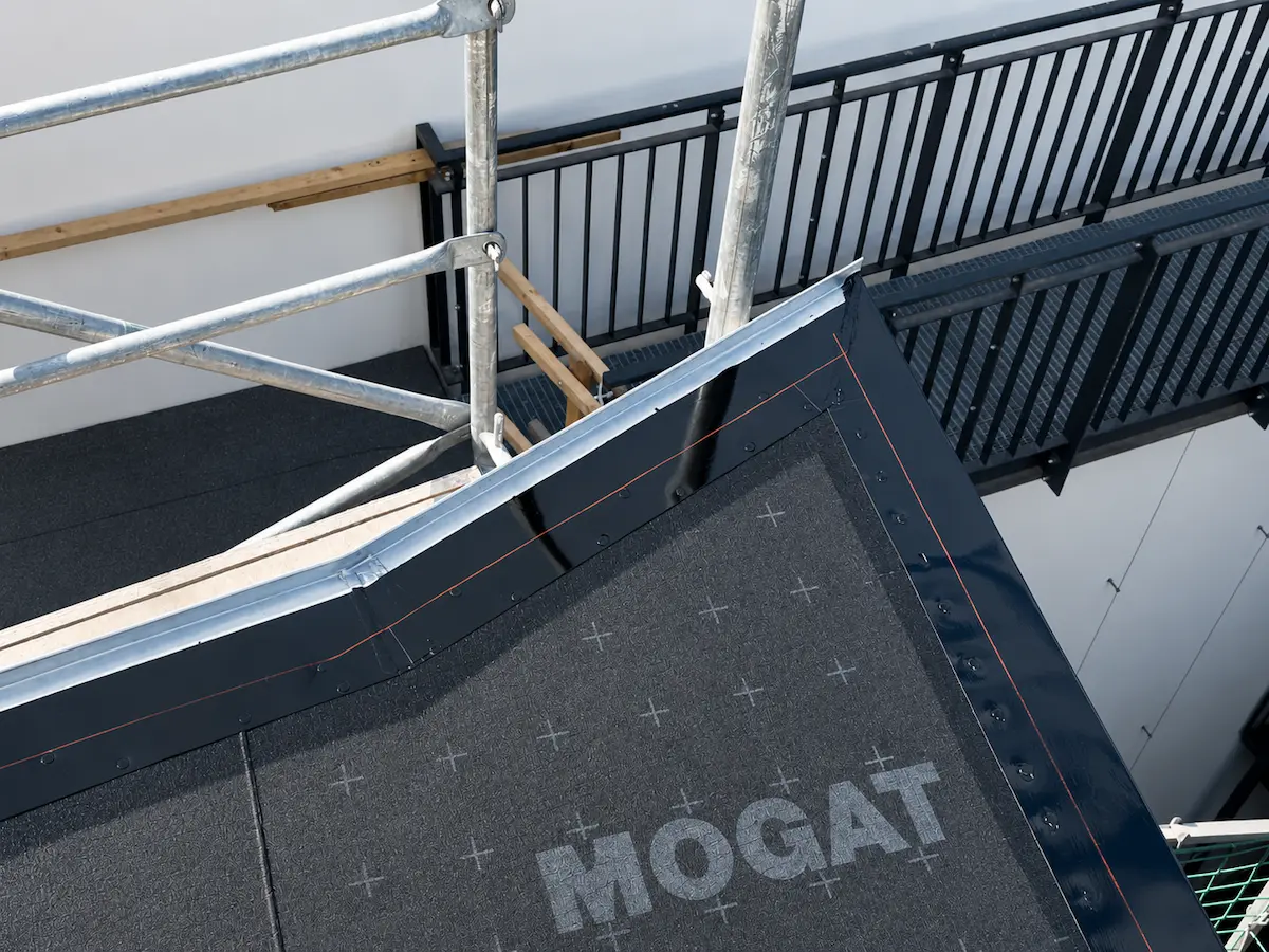 Blechabschluss an einer Attika-Ecke mit MOGAT-Membran