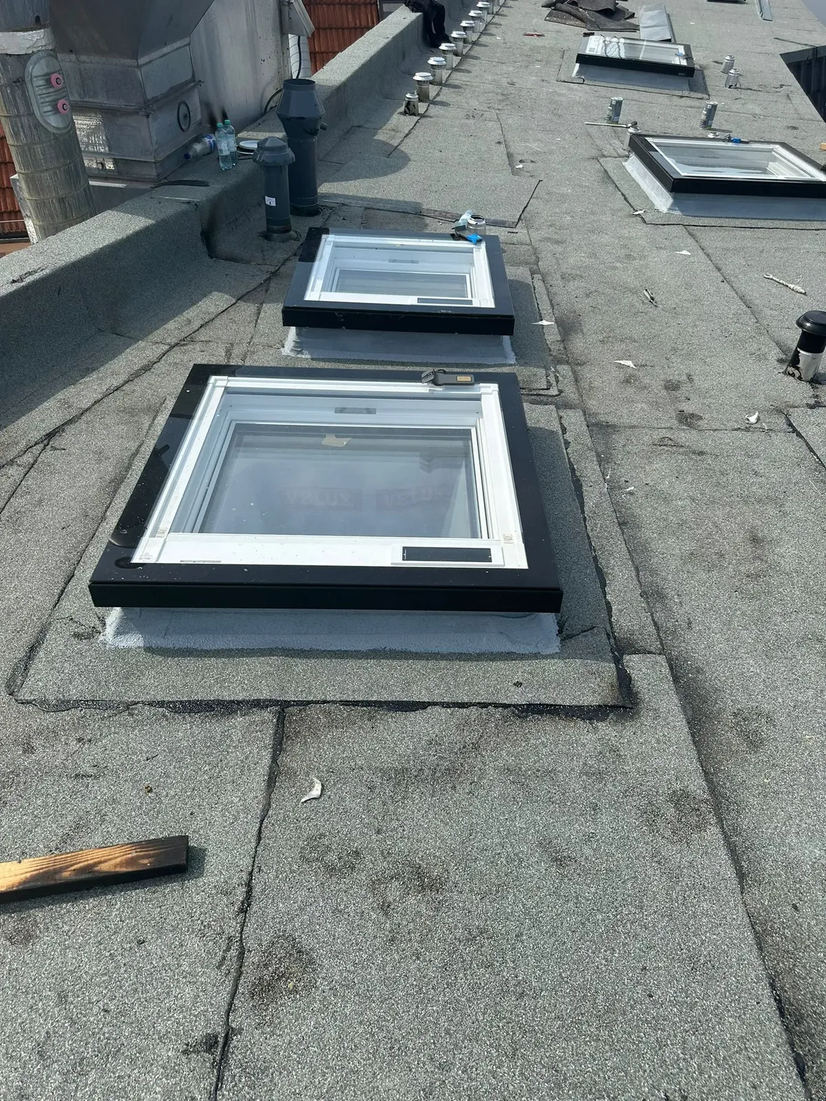 Fertig montierte Lichtkuppeln mit begehbarem Dachweg