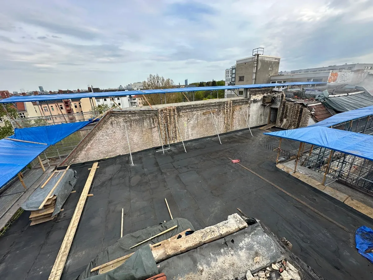 Freigelegte Brandwand nach Rückbau der alten Dachfläche vor der Reparatur