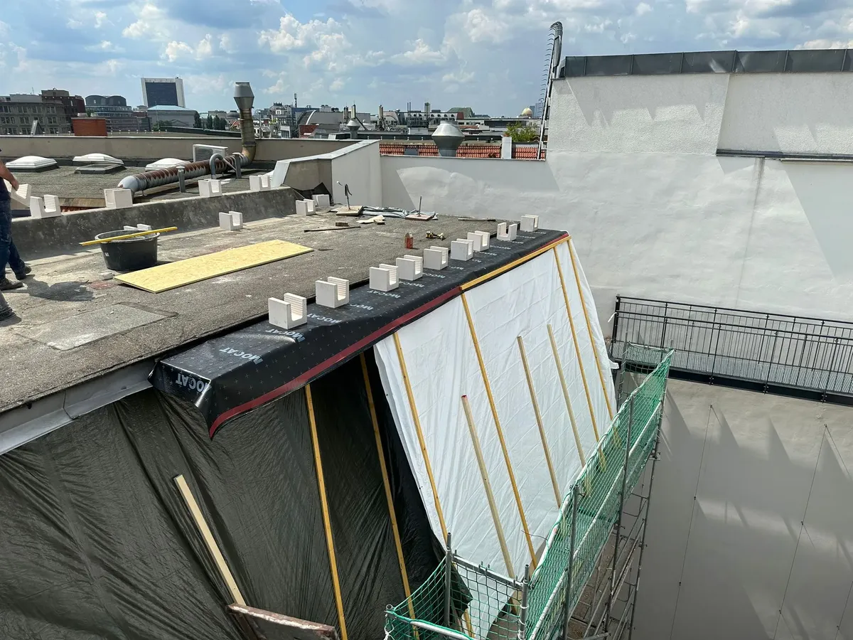 Kantenschutz mit Schutzplane an der Attika vor Montage der Anschlussarbeiten