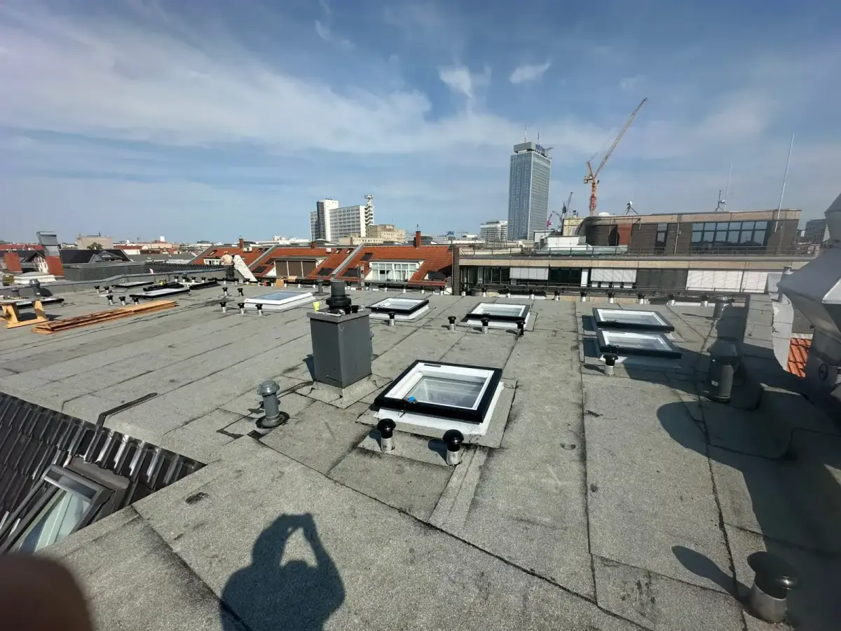 Montage von Dachfenstern mit MOCAT-Abdichtung am Alexanderplatz in Berlin
