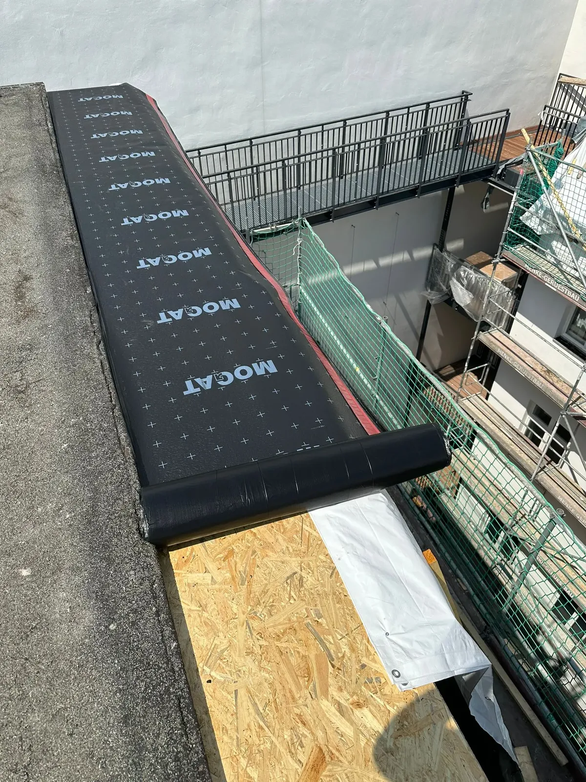 MOGAT-Abdichtung an der Attika auf einer Baustelle am Alexanderplatz