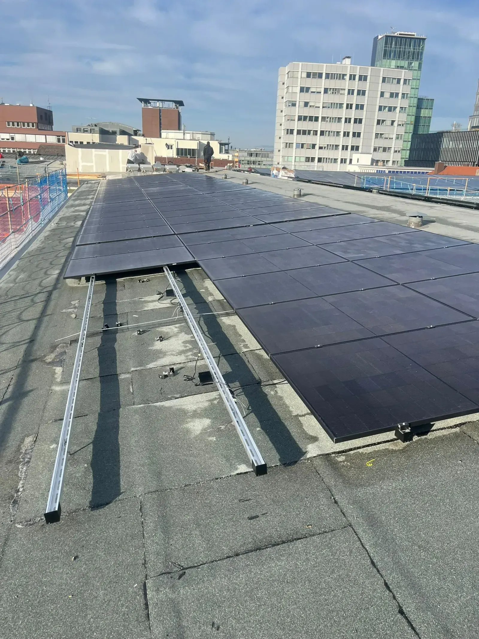 Montage von zwei Solarpanel-Feldern auf einem Flachdach in Berlin