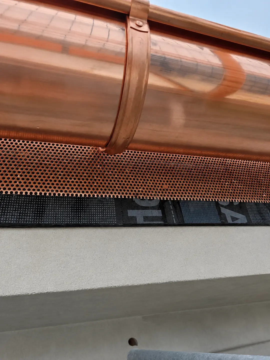 Kupferrinne mit Rinnenhalter über der Unterspannbahn, Detailaufnahme