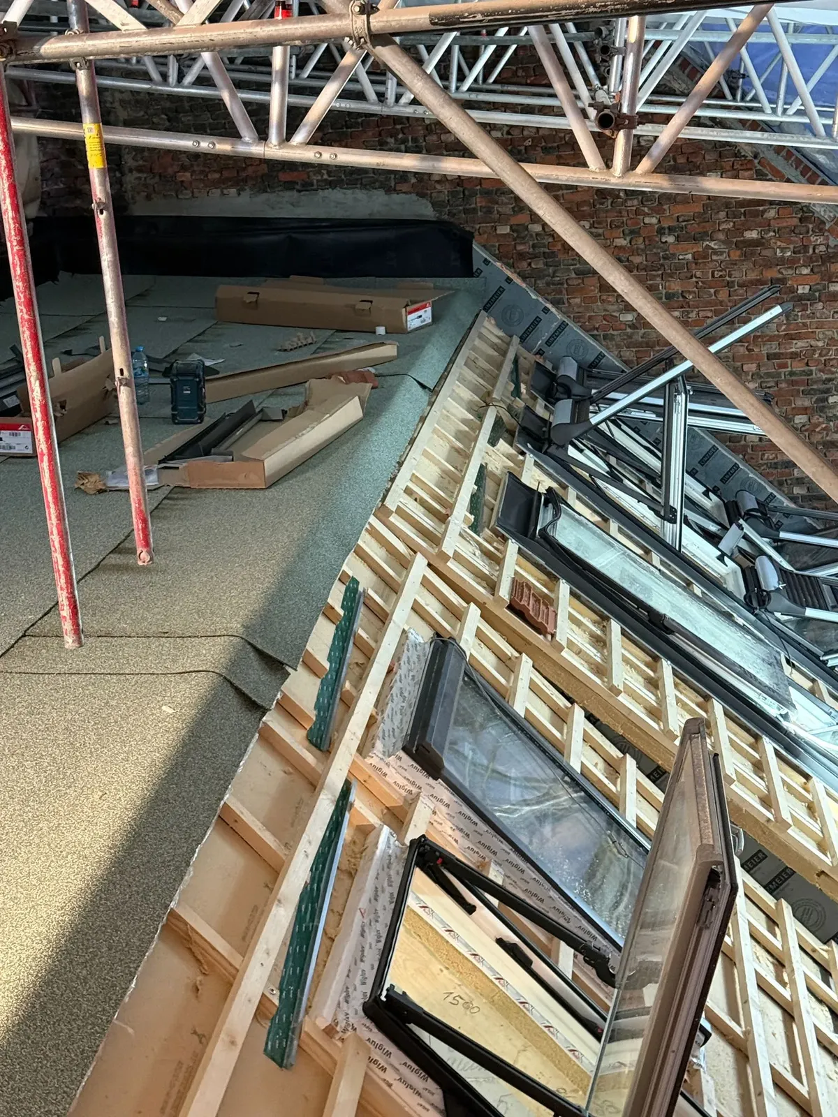 Einbau eines Dachflächenfensters in die Obrehschung an einer Ziegelwand