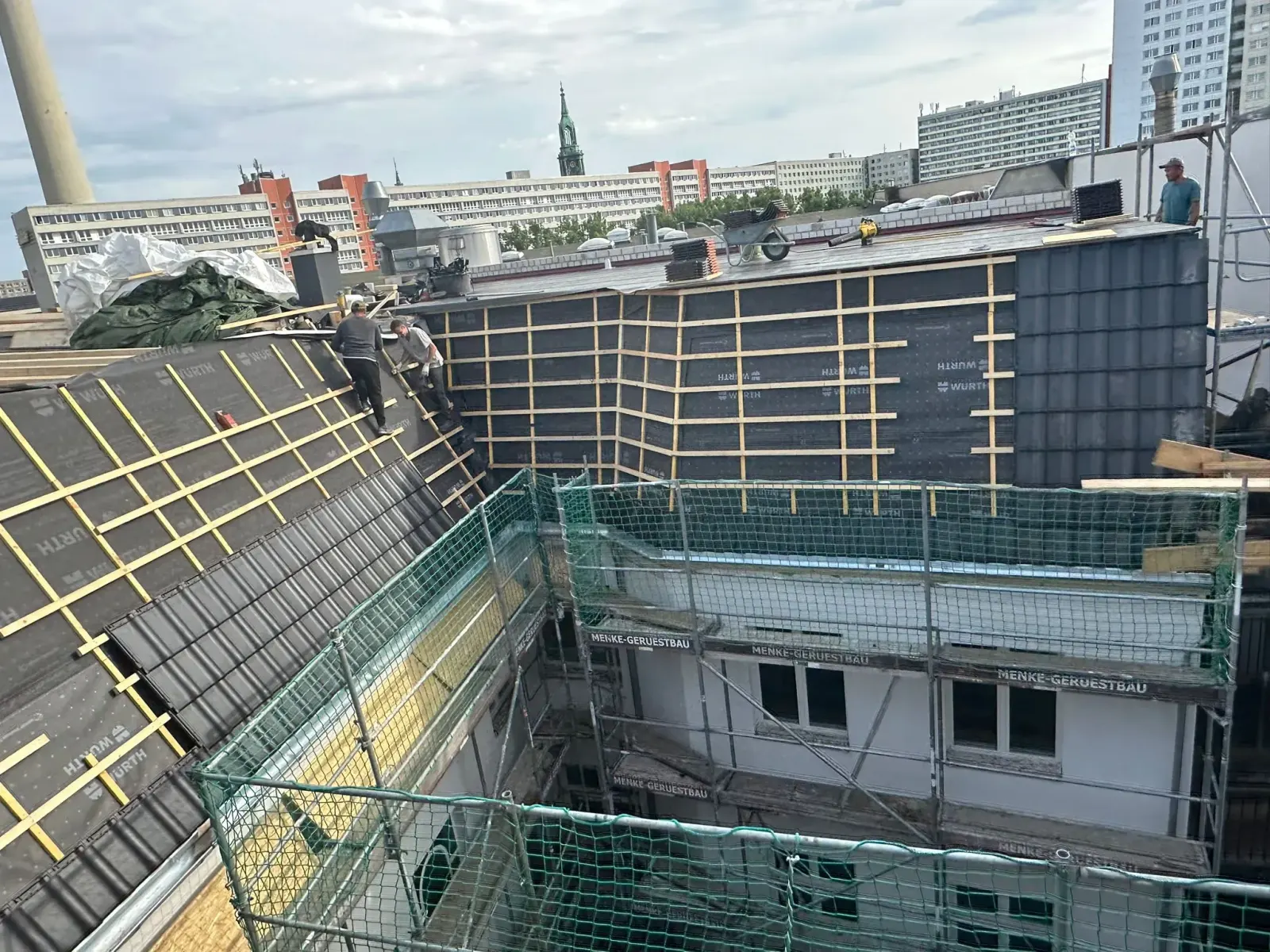 Neueindeckung eines Großobjekts mit Würth-Bahnen, Skyline von Berlin-Mitte im Hintergrund